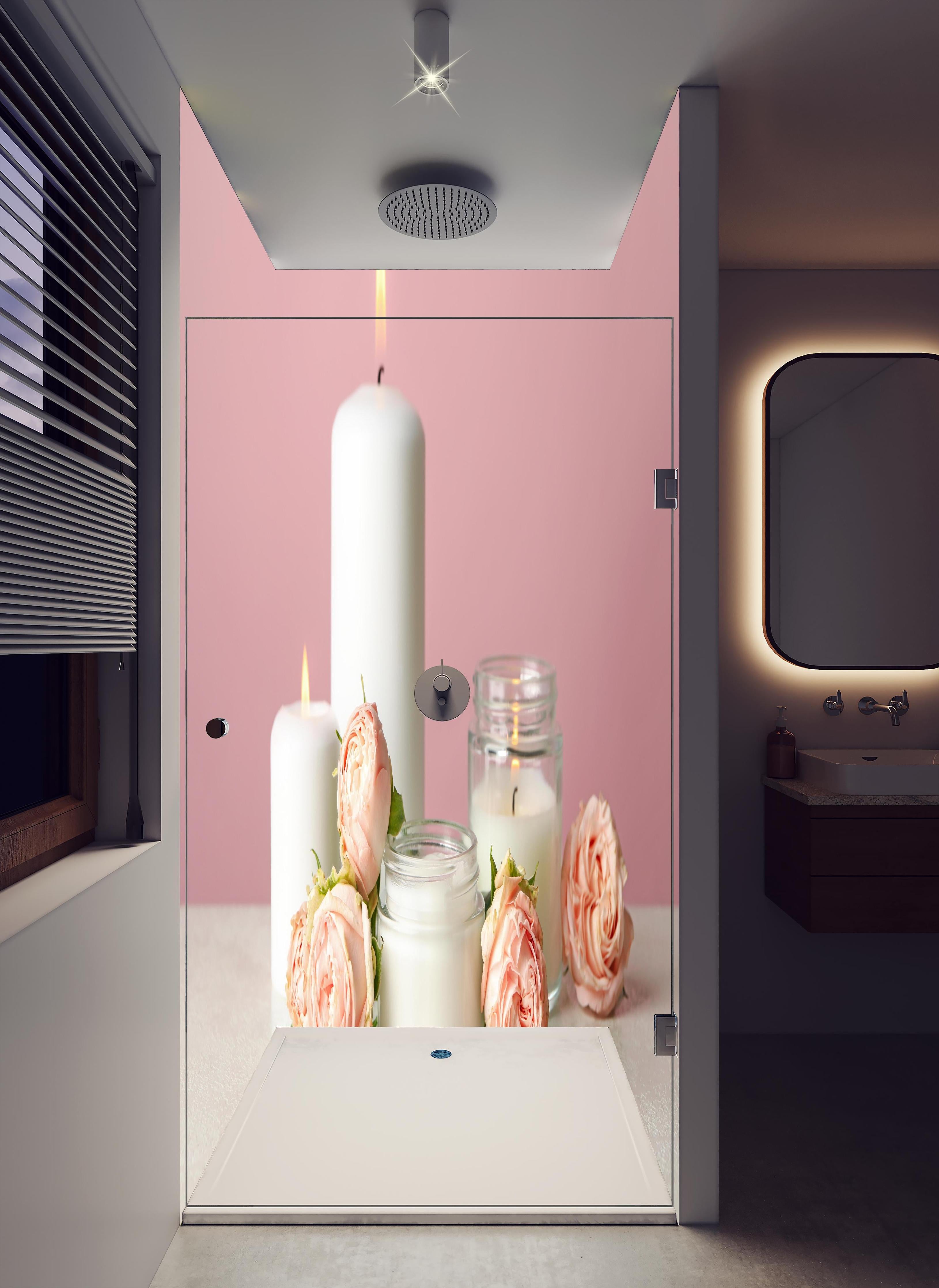 Duschrückwand - Duftkerzen und Rosen auf weißem Tisch in hellem Badezimmer mit Regenduschkopf - zweiteilige Eck-Duschrückwand