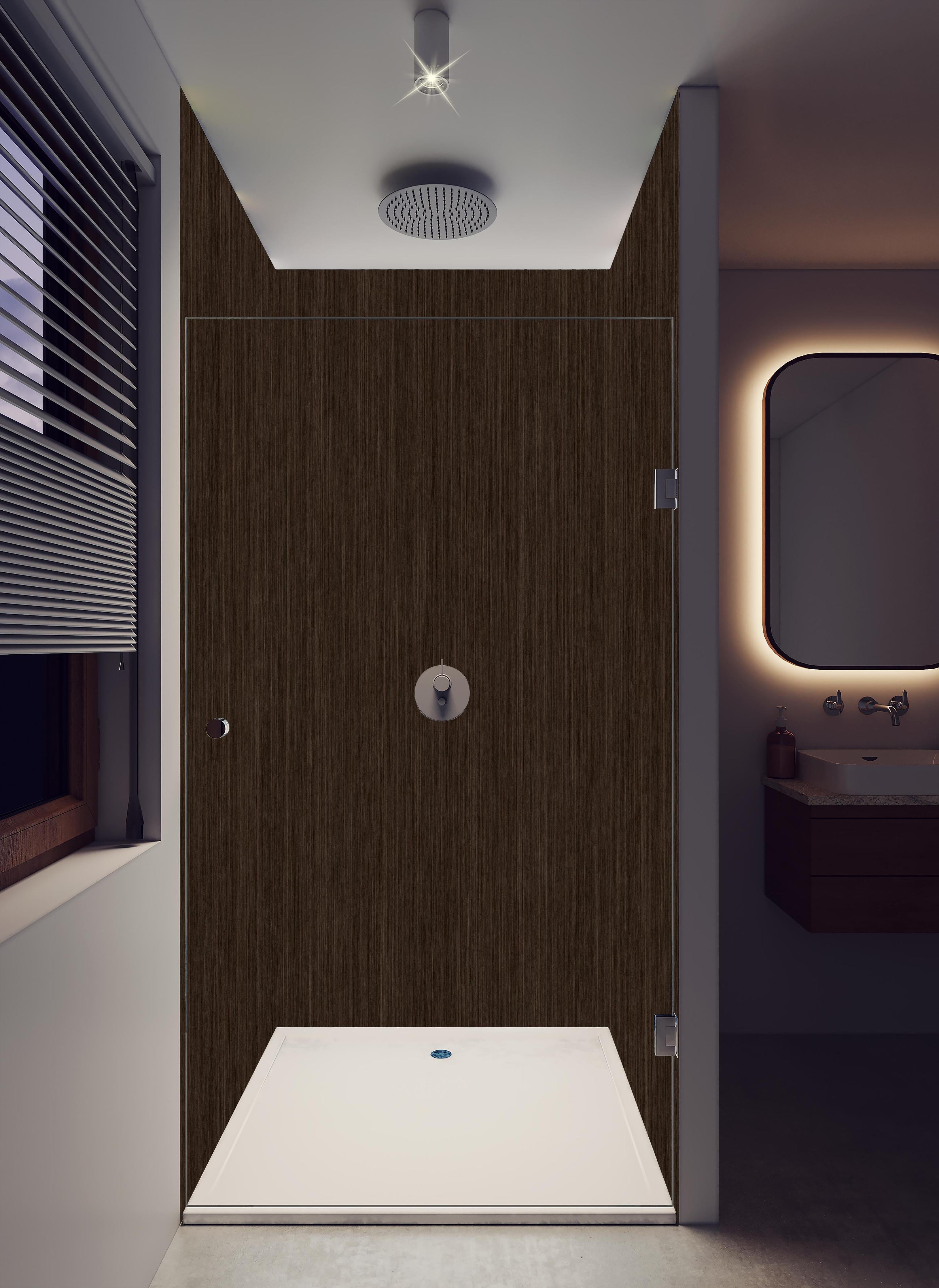 Duschrückwand - Dunkles strukturiertes Holz in hellem Badezimmer mit Regenduschkopf - zweiteilige Eck-Duschrückwand