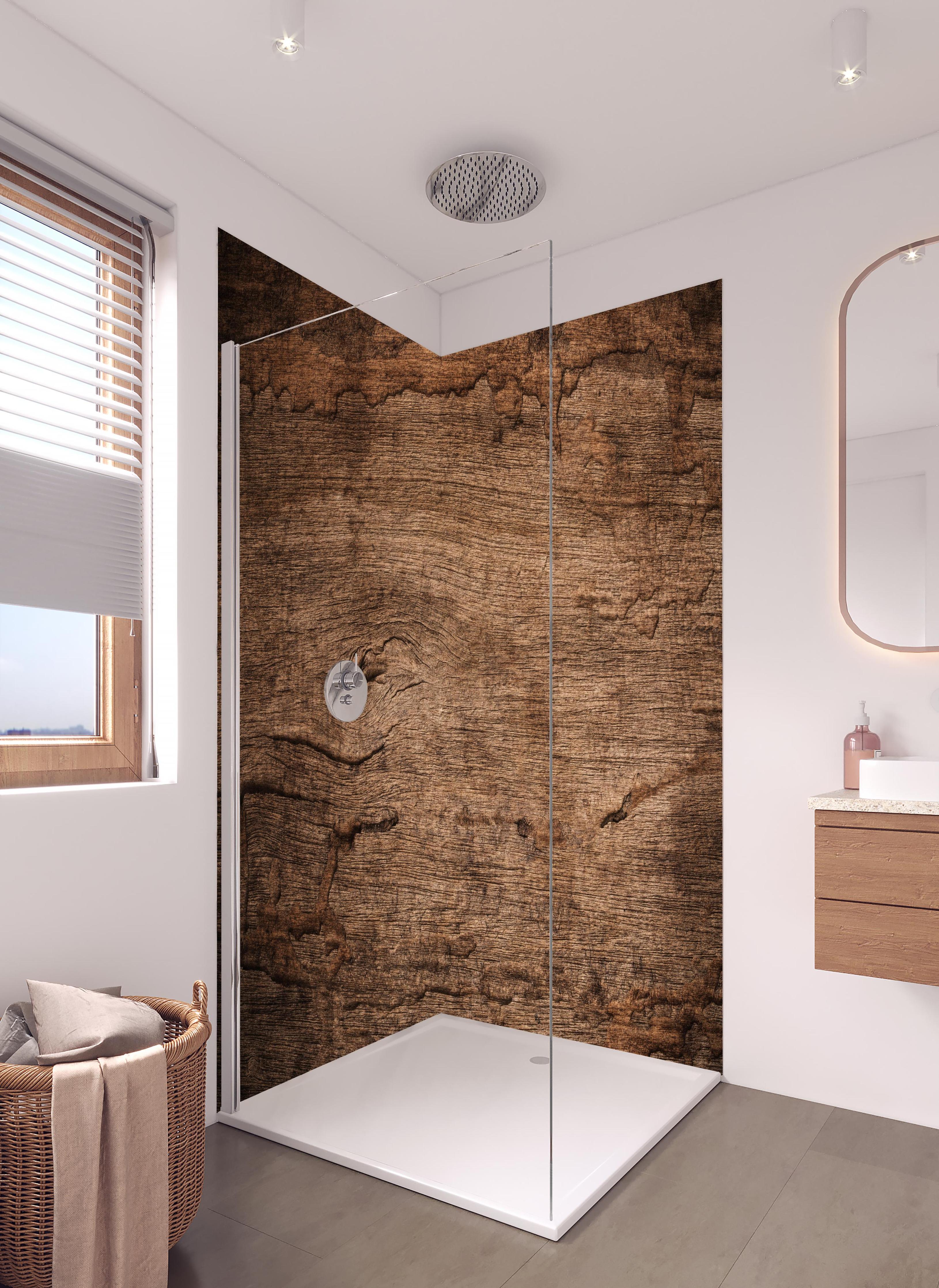 Duschrückwand - Dunkles verfallendes Holz in hellem Badezimmer mit Regenduschkopf - zweiteilige Eck-Duschrückwand