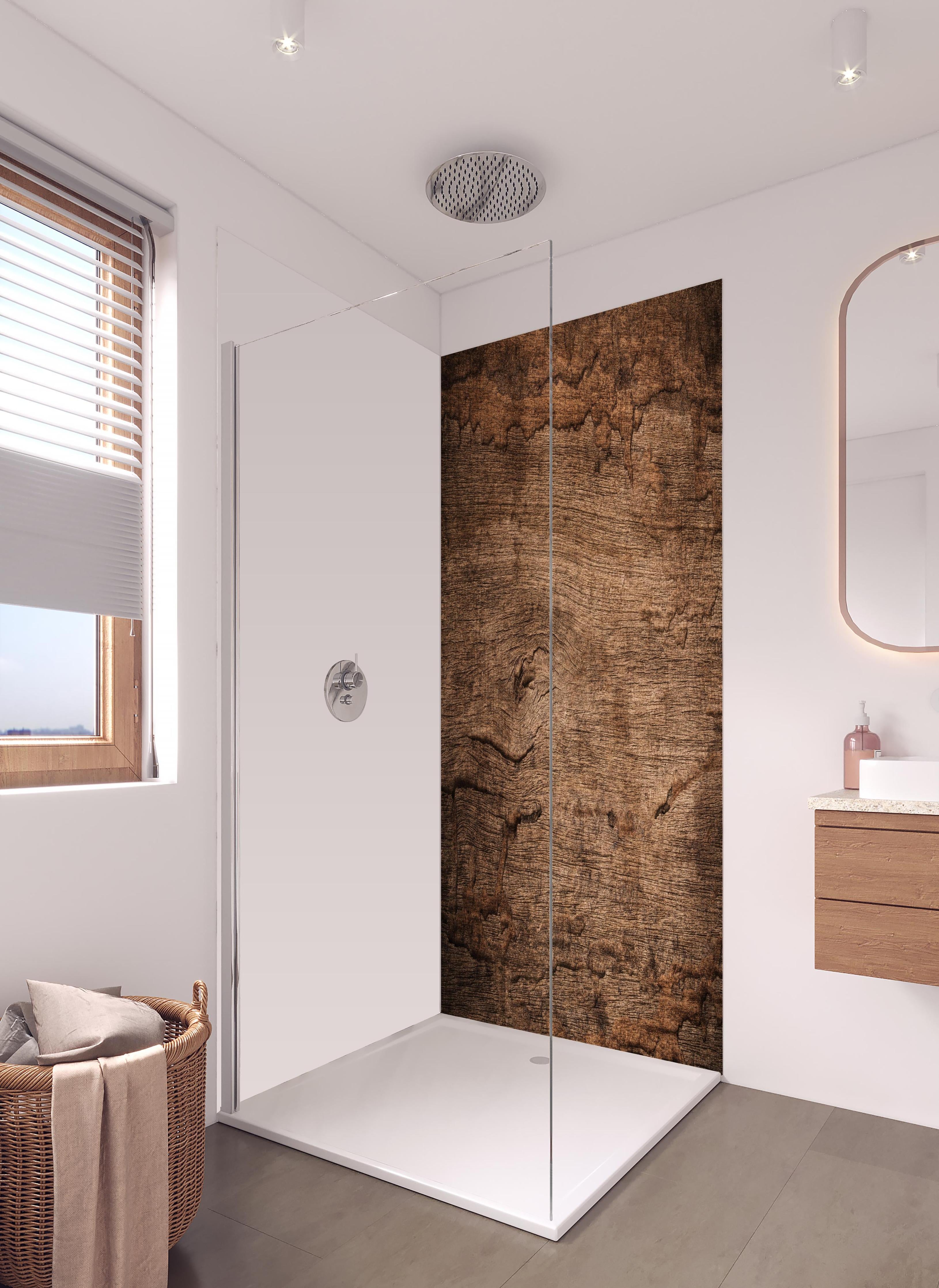 Duschrückwand - Dunkles verfallendes Holz in hellem Badezimmer mit Regenduschkopf - zweiteilige Eck-Duschrückwand