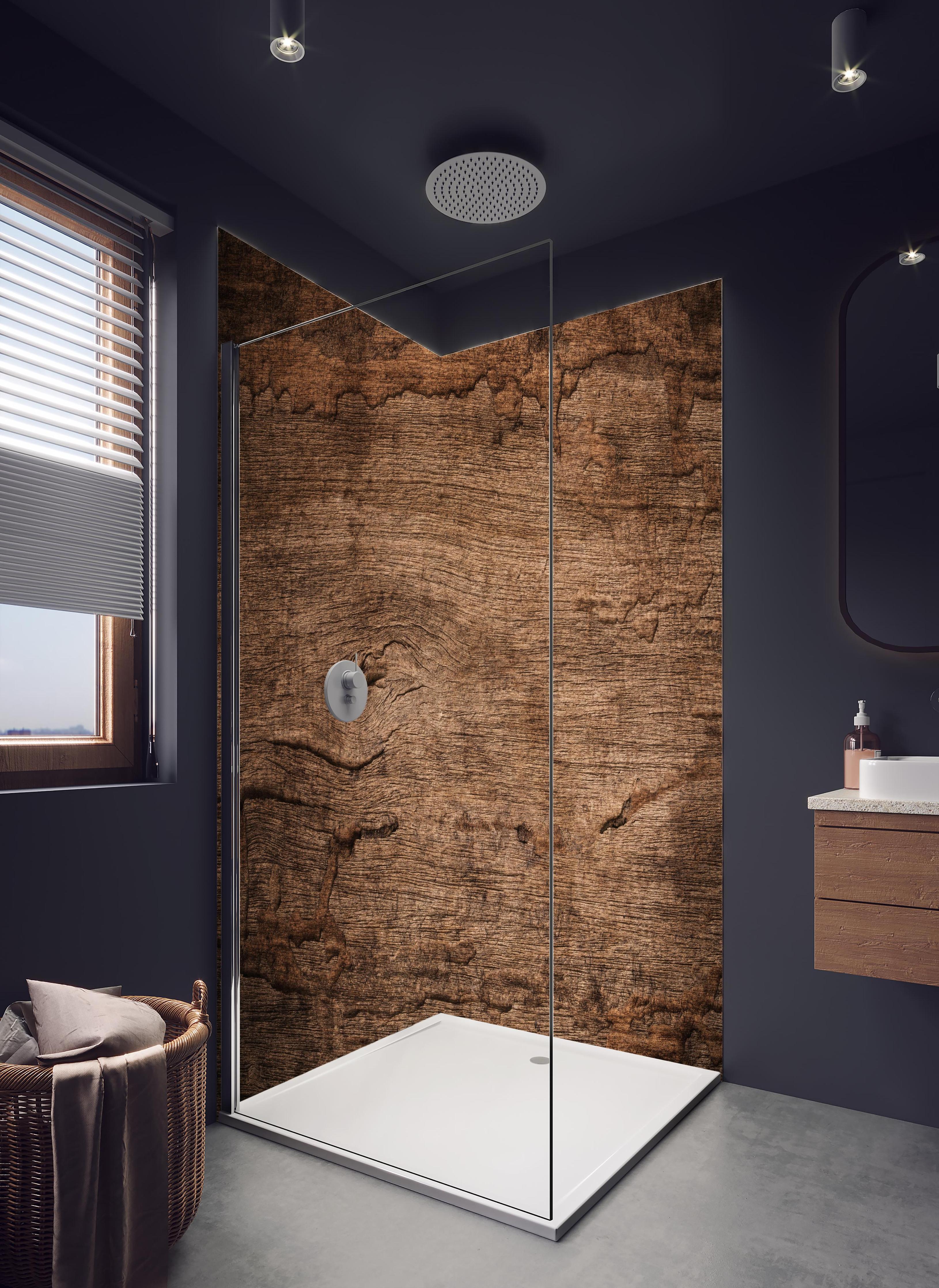 Duschrückwand - Dunkles verfallendes Holz in hellem Badezimmer mit Regenduschkopf - zweiteilige Eck-Duschrückwand
