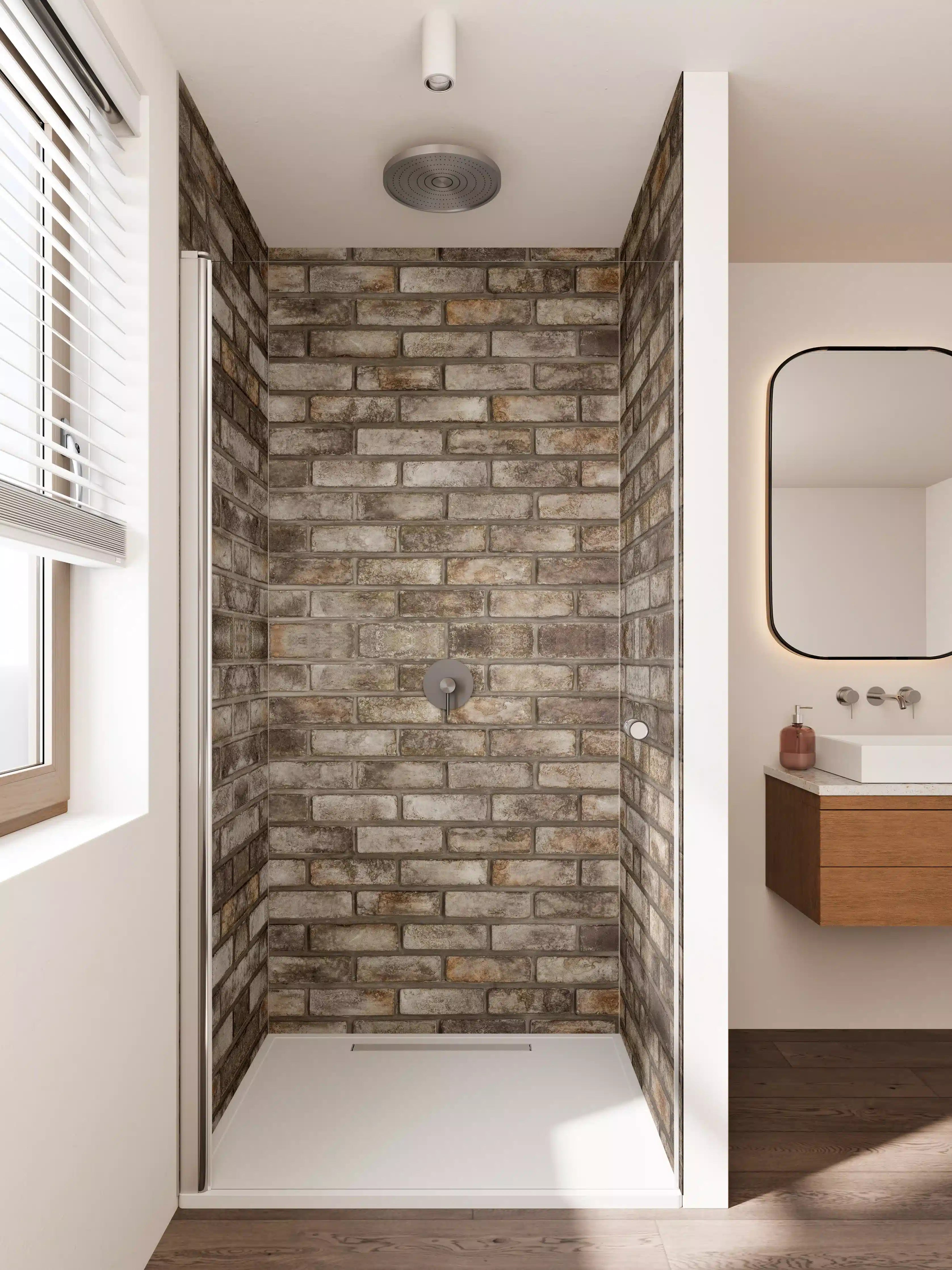 Duschrückwand - Rustikale Ziegelsteinwand in Erdtönen