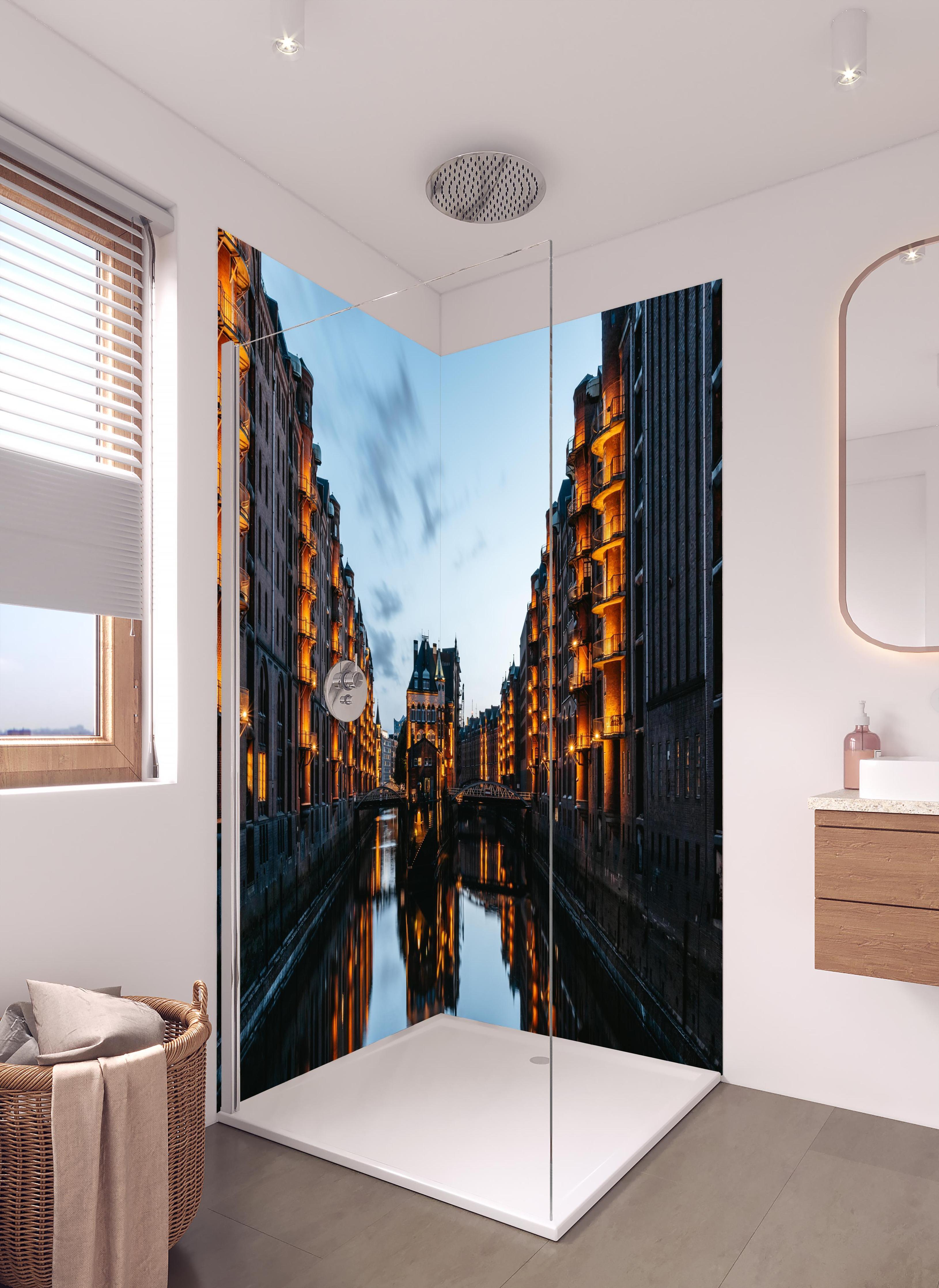 Duschrückwand - Ausblick von der Poggenmühlenbrücke - Hamburg in hellem Badezimmer mit Regenduschkopf - zweiteilige Eck-Duschrückwand
