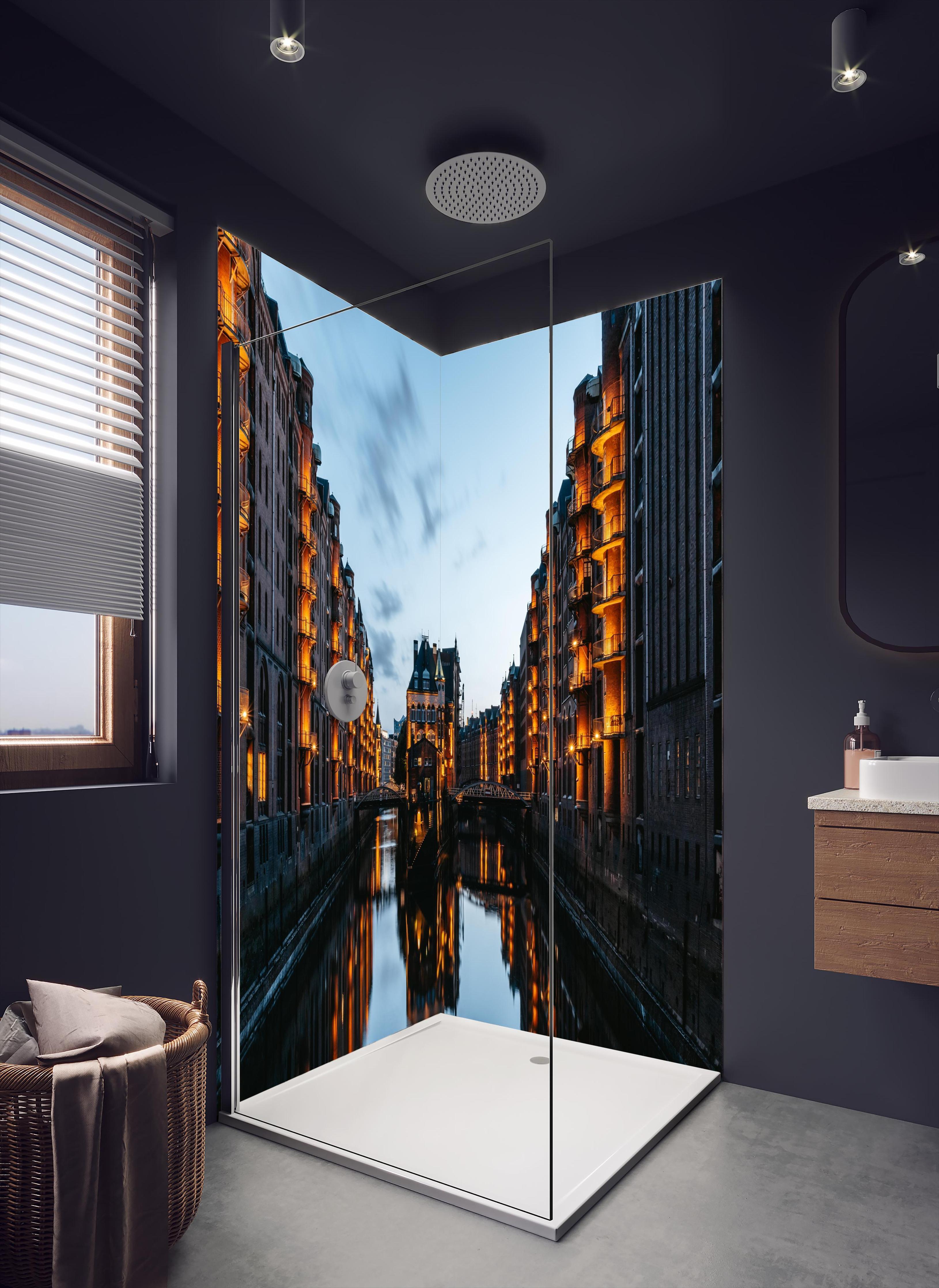 Duschrückwand - Ausblick von der Poggenmühlenbrücke - Hamburg in dunklem Badezimmer mit Regenduschkopf
