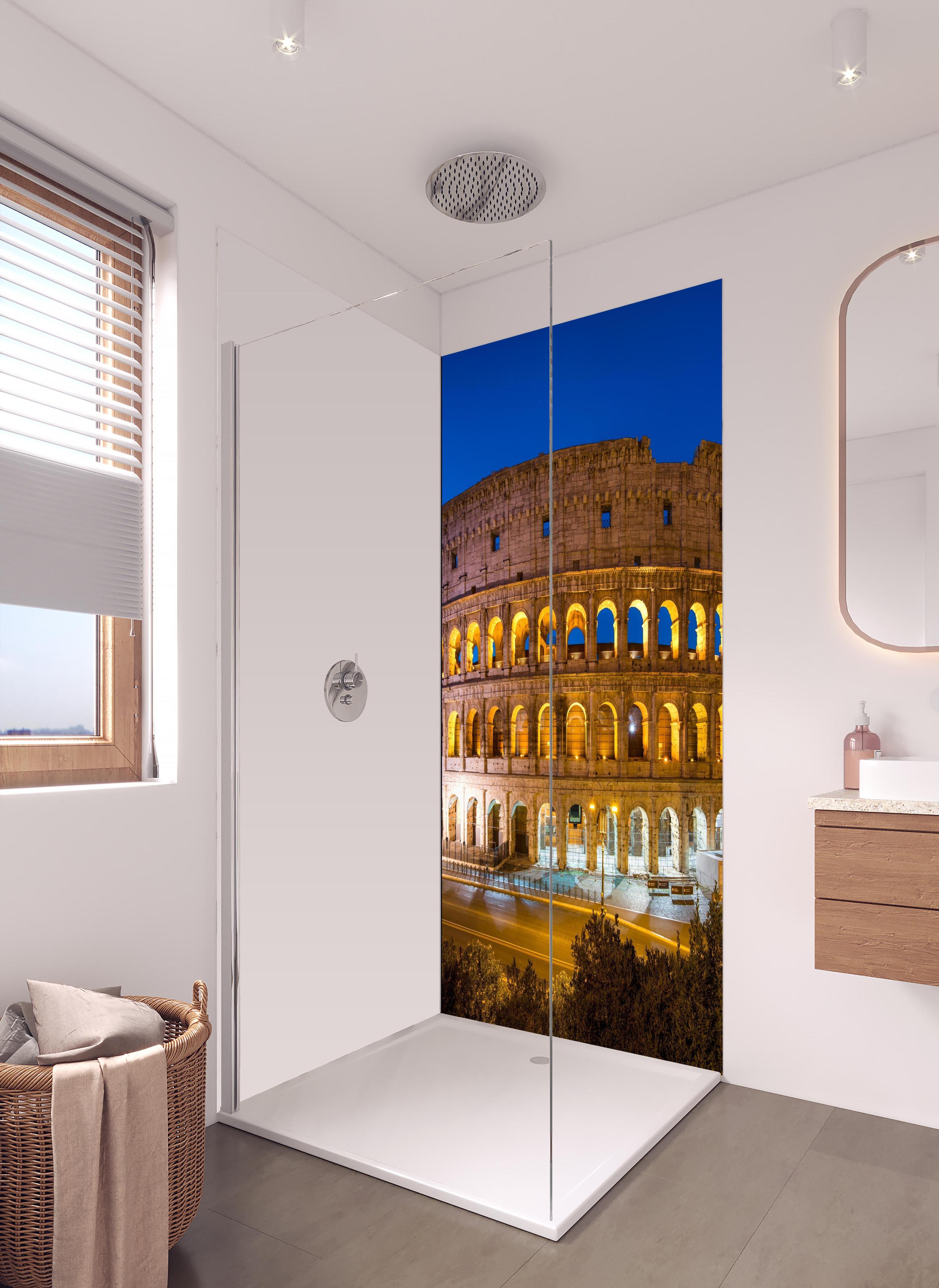 Duschrückwand - Kolosseum in Rom - Italien in hellem Badezimmer mit Regenduschkopf - einteilige Duschrückwand