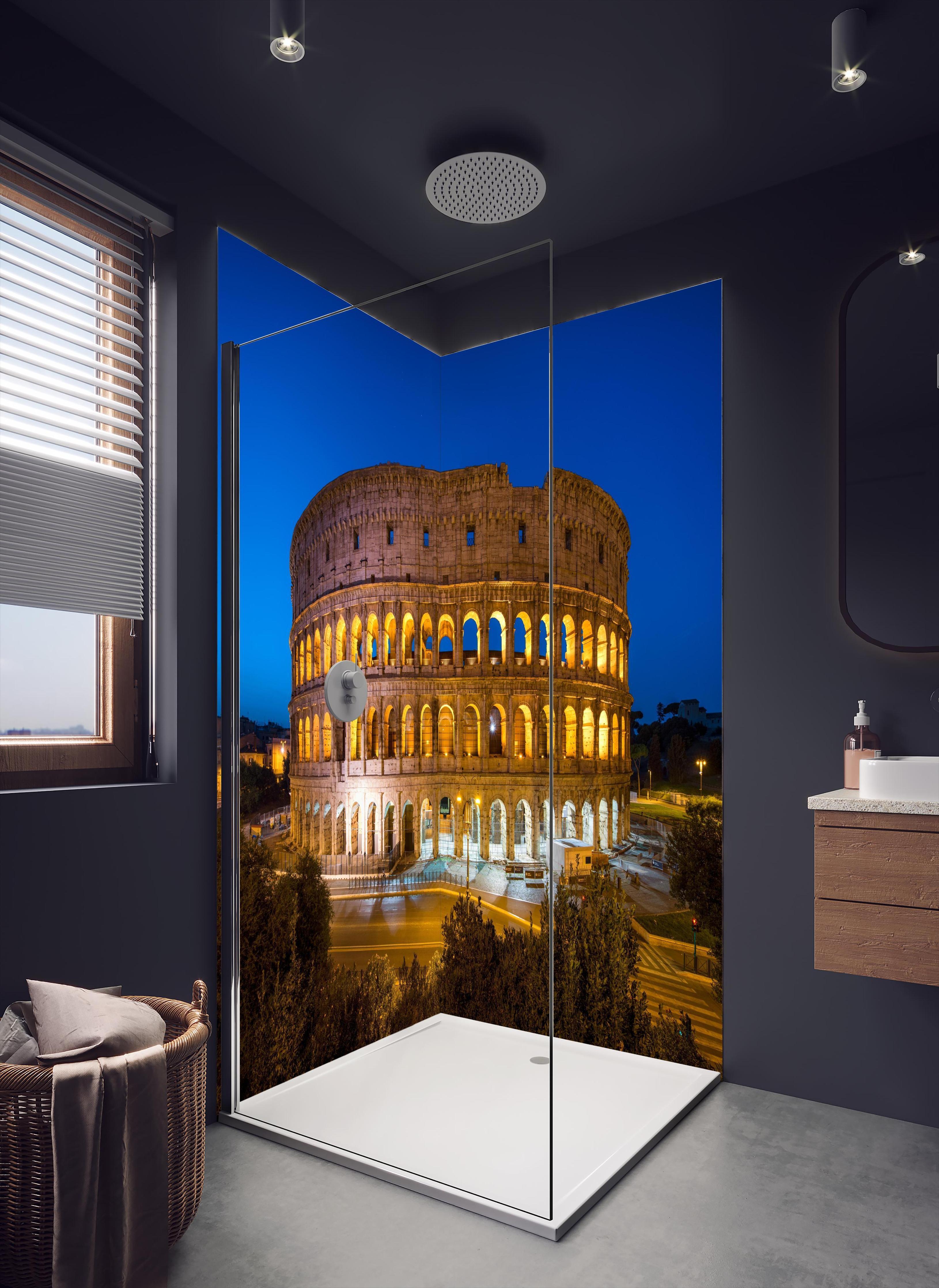Duschrückwand - Kolosseum in Rom - Italien in dunklem Badezimmer mit Regenduschkopf
