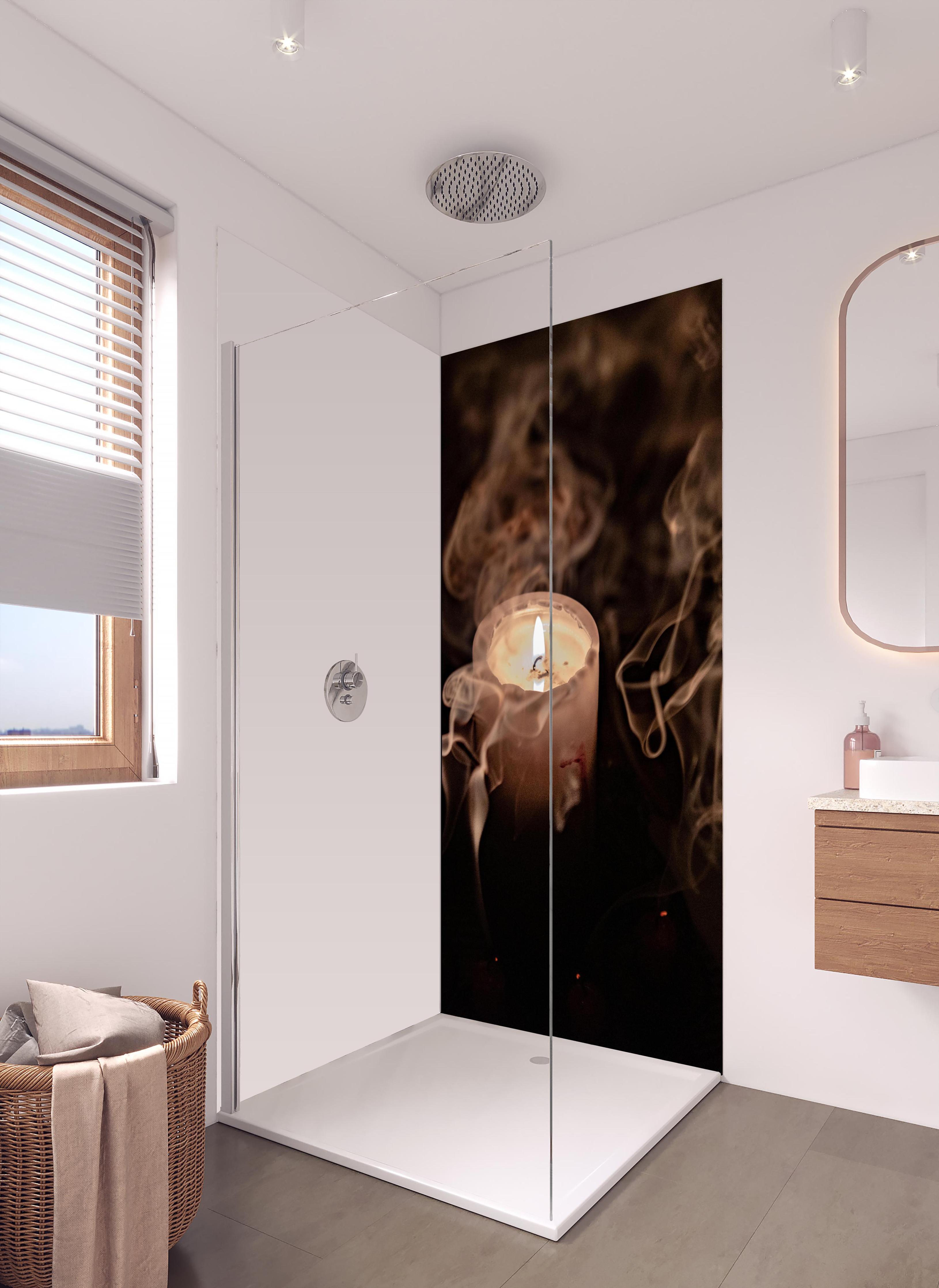 Duschrückwand - Mystischer Kerzenrauch bei brennender Kerze in hellem Badezimmer mit Regenduschkopf - einteilige Duschrückwand