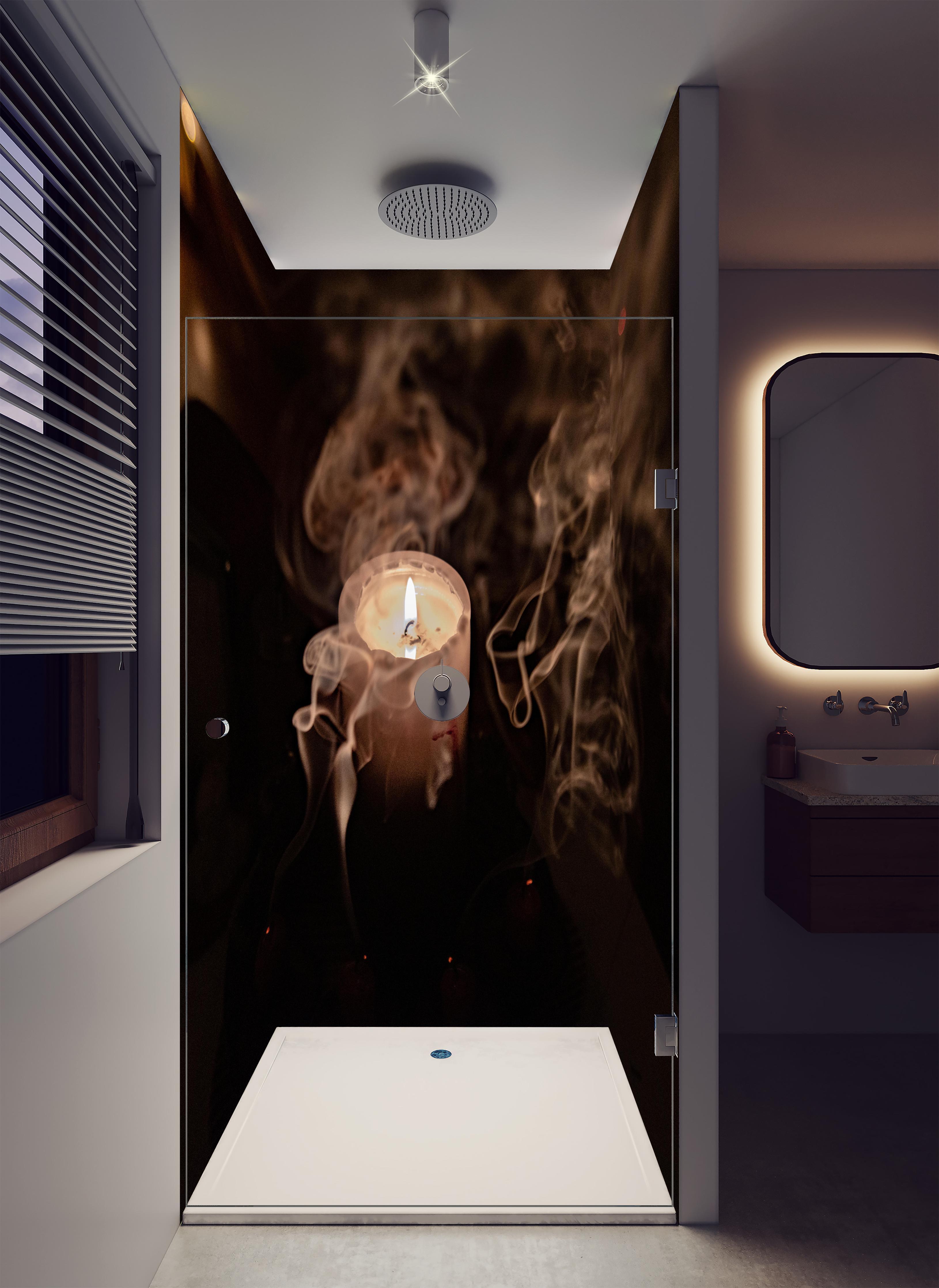 Duschrückwand - Mystischer Kerzenrauch bei brennender Kerze in luxuriöser Dusche mit Regenduschkopf