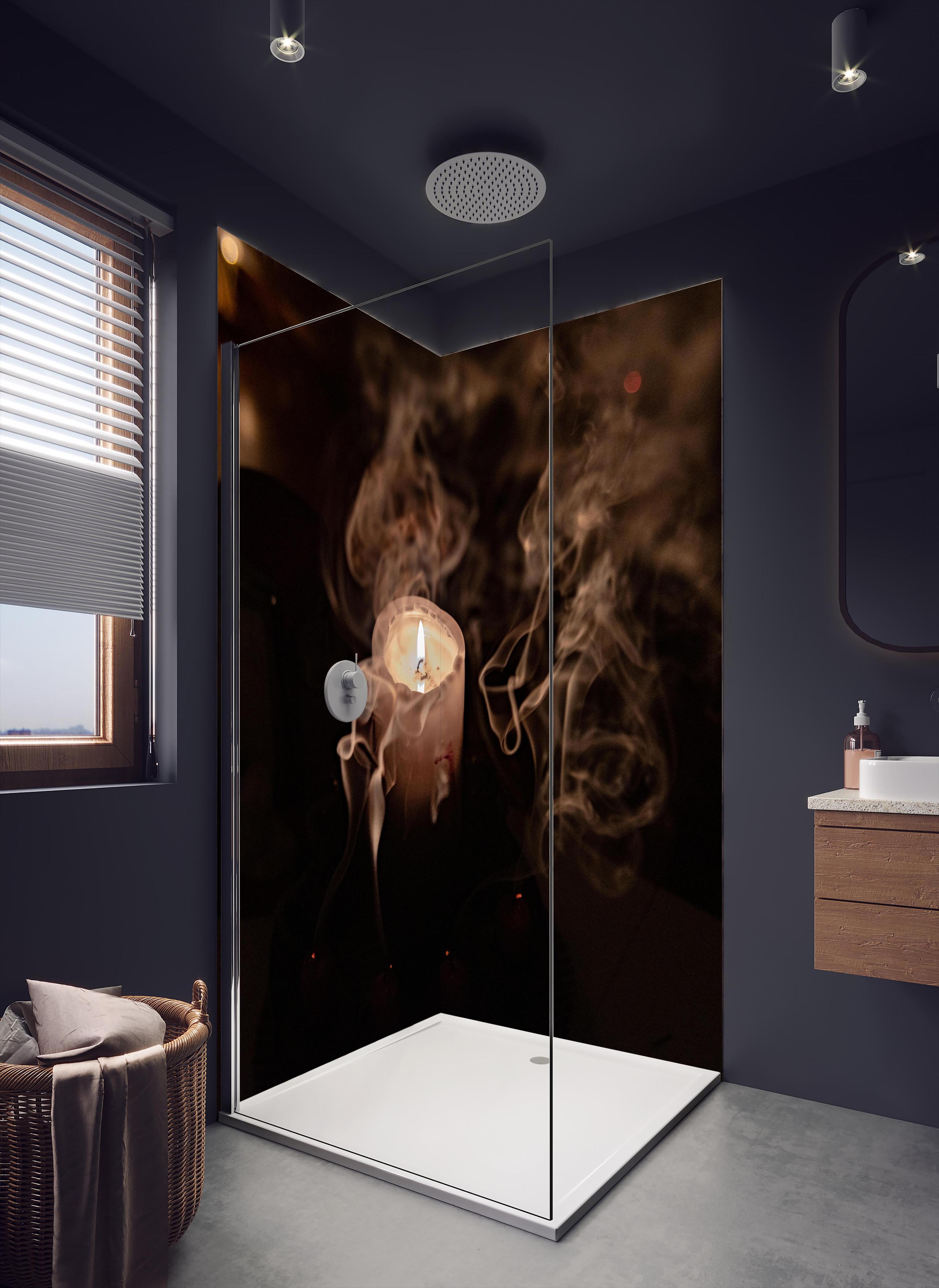 Duschrückwand - Mystischer Kerzenrauch bei brennender Kerze in dunklem Badezimmer mit Regenduschkopf