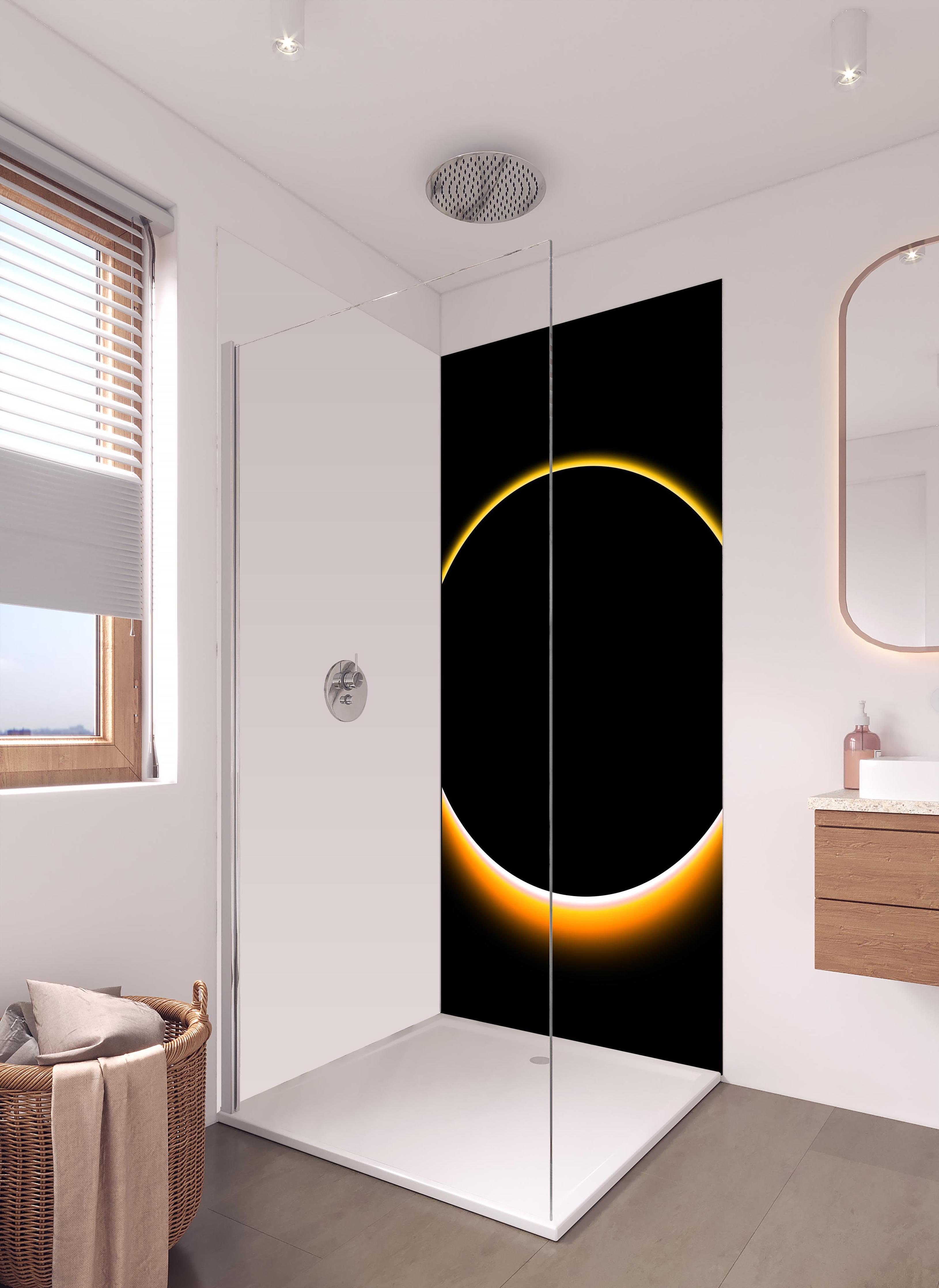 Duschrückwand - Totale Sonnenfinsternis in hellem Badezimmer mit Regenduschkopf - einteilige Duschrückwand