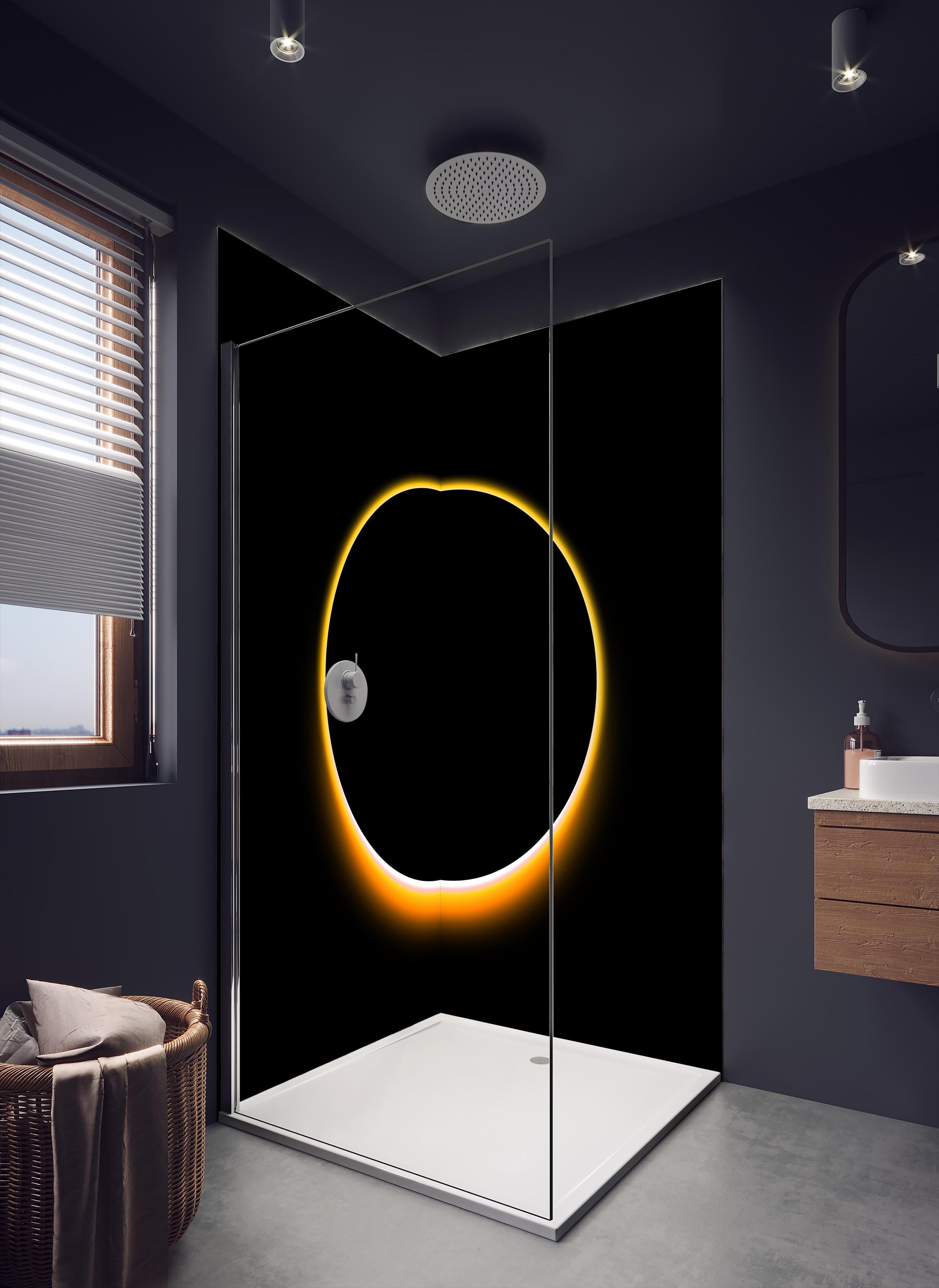 Duschrückwand - Totale Sonnenfinsternis in dunklem Badezimmer mit Regenduschkopf