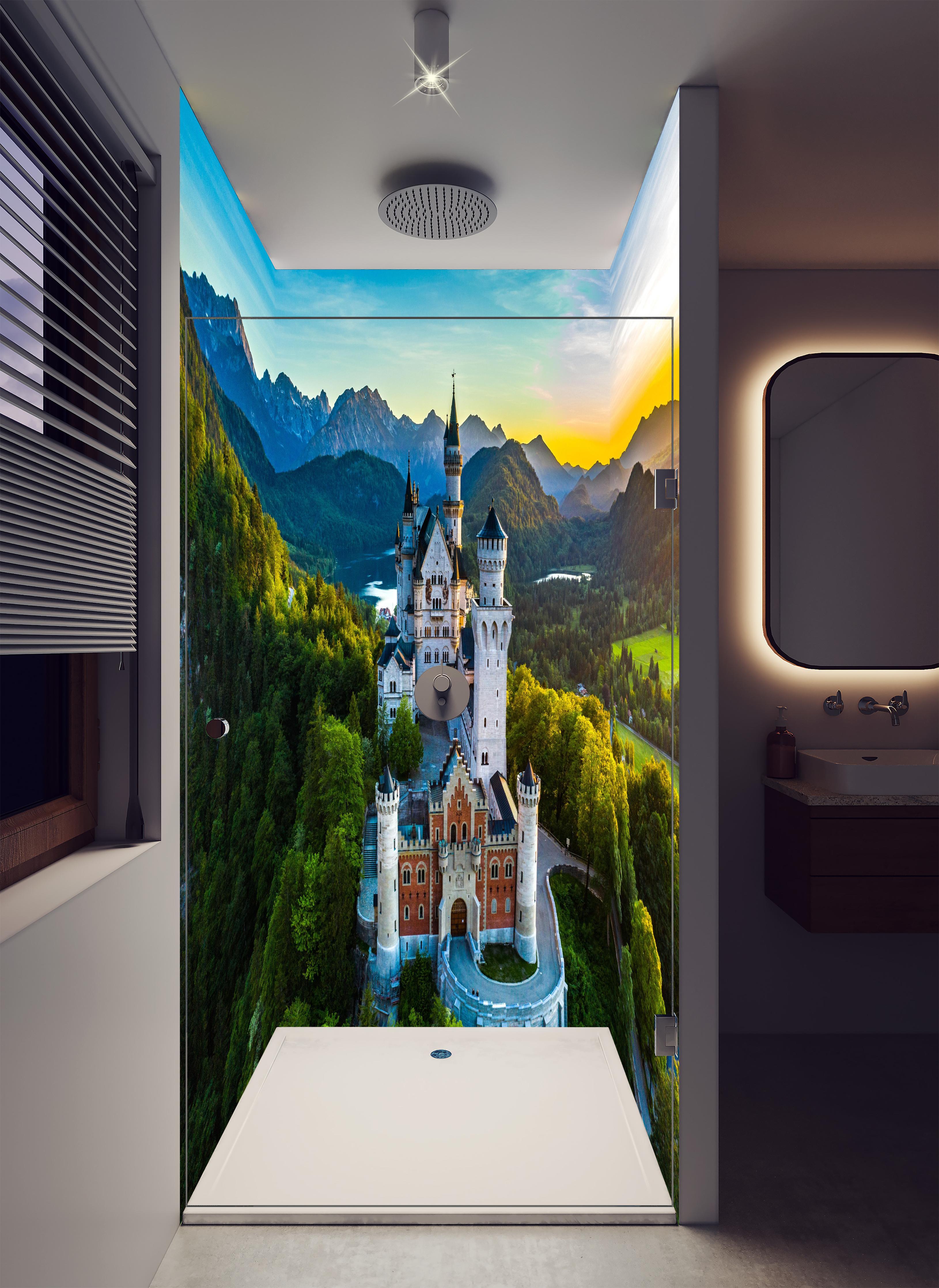 Duschrückwand - glanzvolles Märchenschloss Neuschwanstein in luxuriöser Dusche mit Regenduschkopf