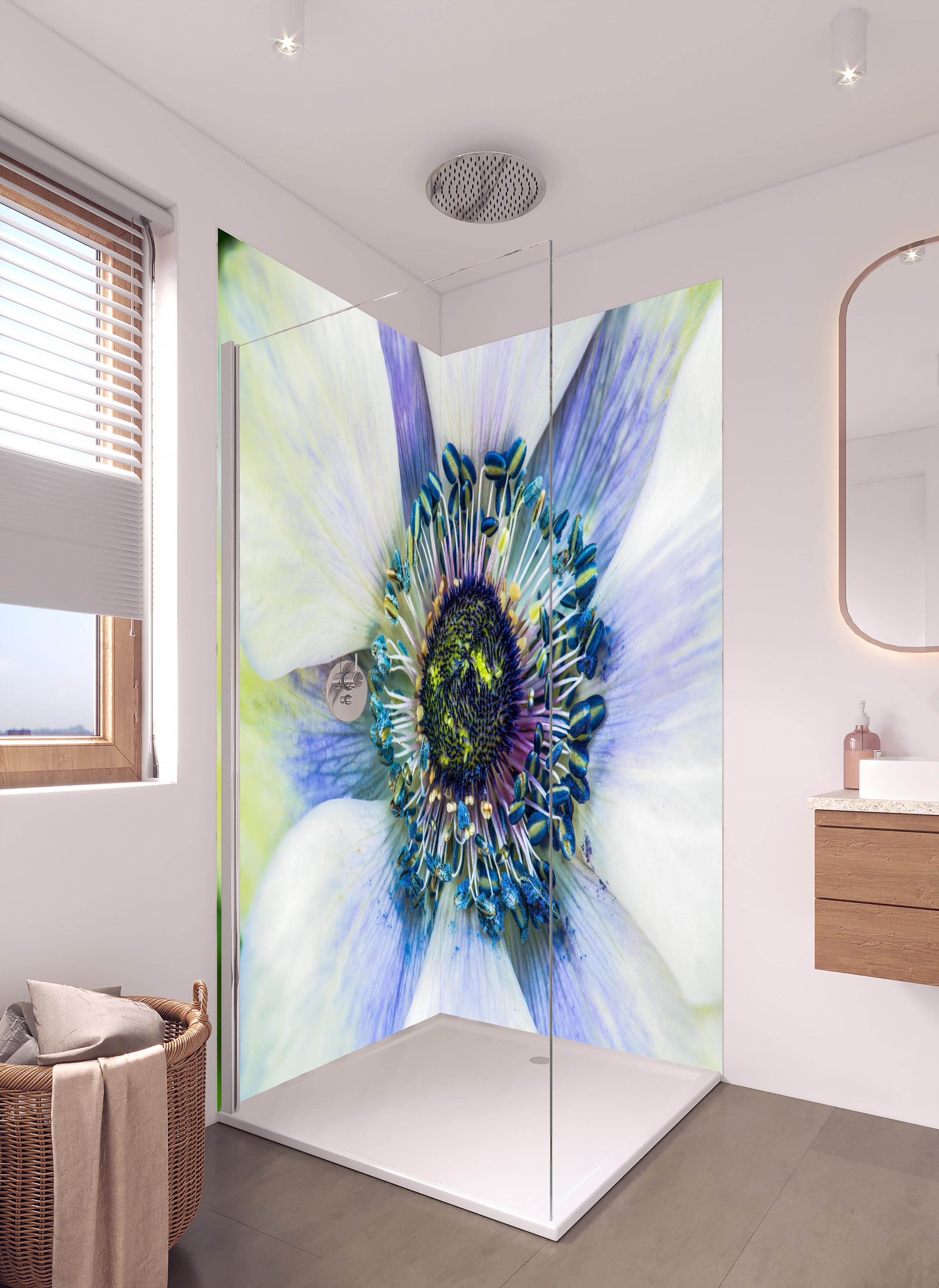 Duschrückwand - hübsche aufblühende Blume in hellem Badezimmer mit Regenduschkopf - zweiteilige Eck-Duschrückwand