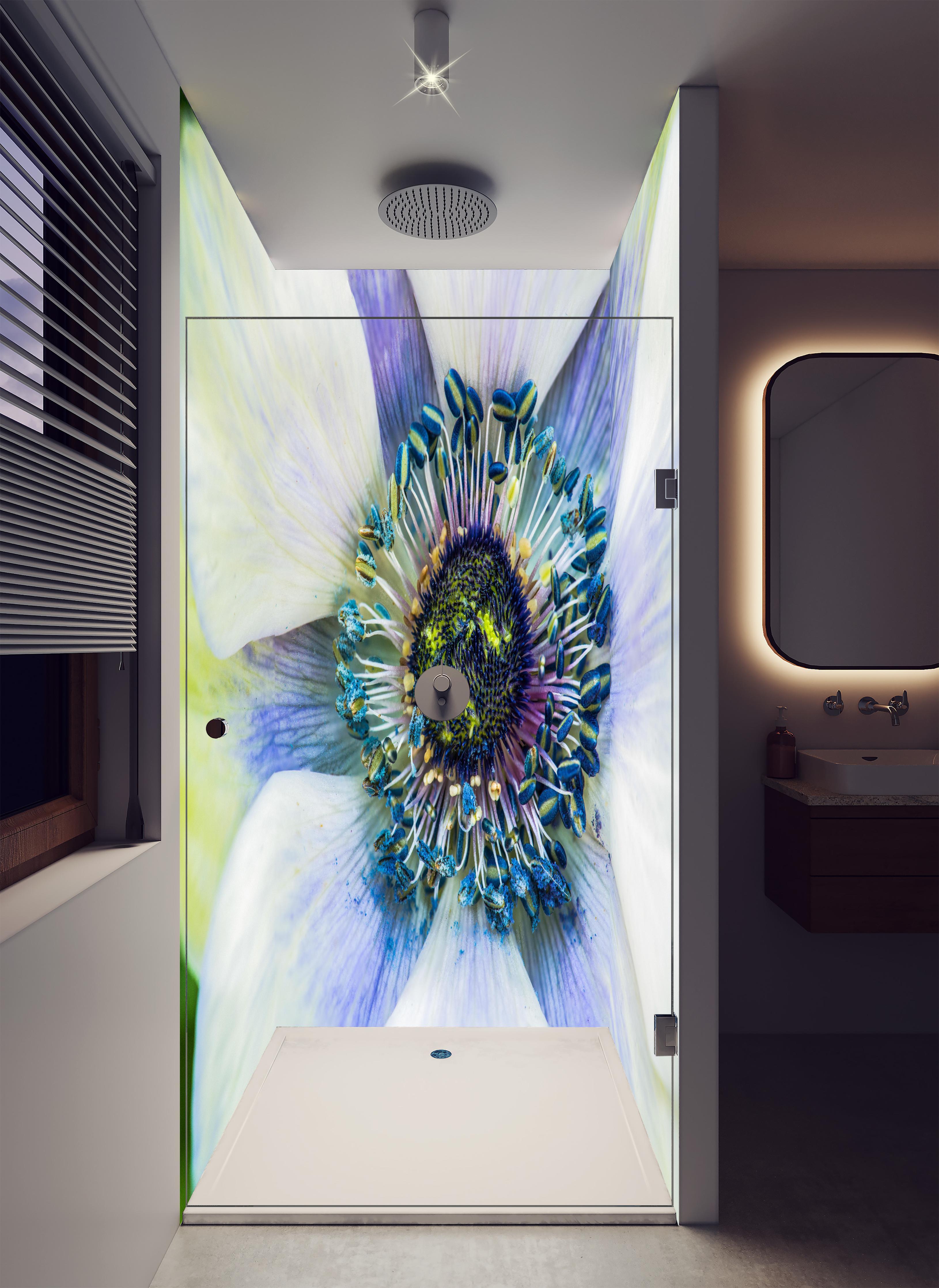 Duschrückwand - hübsche aufblühende Blume in luxuriöser Dusche mit Regenduschkopf