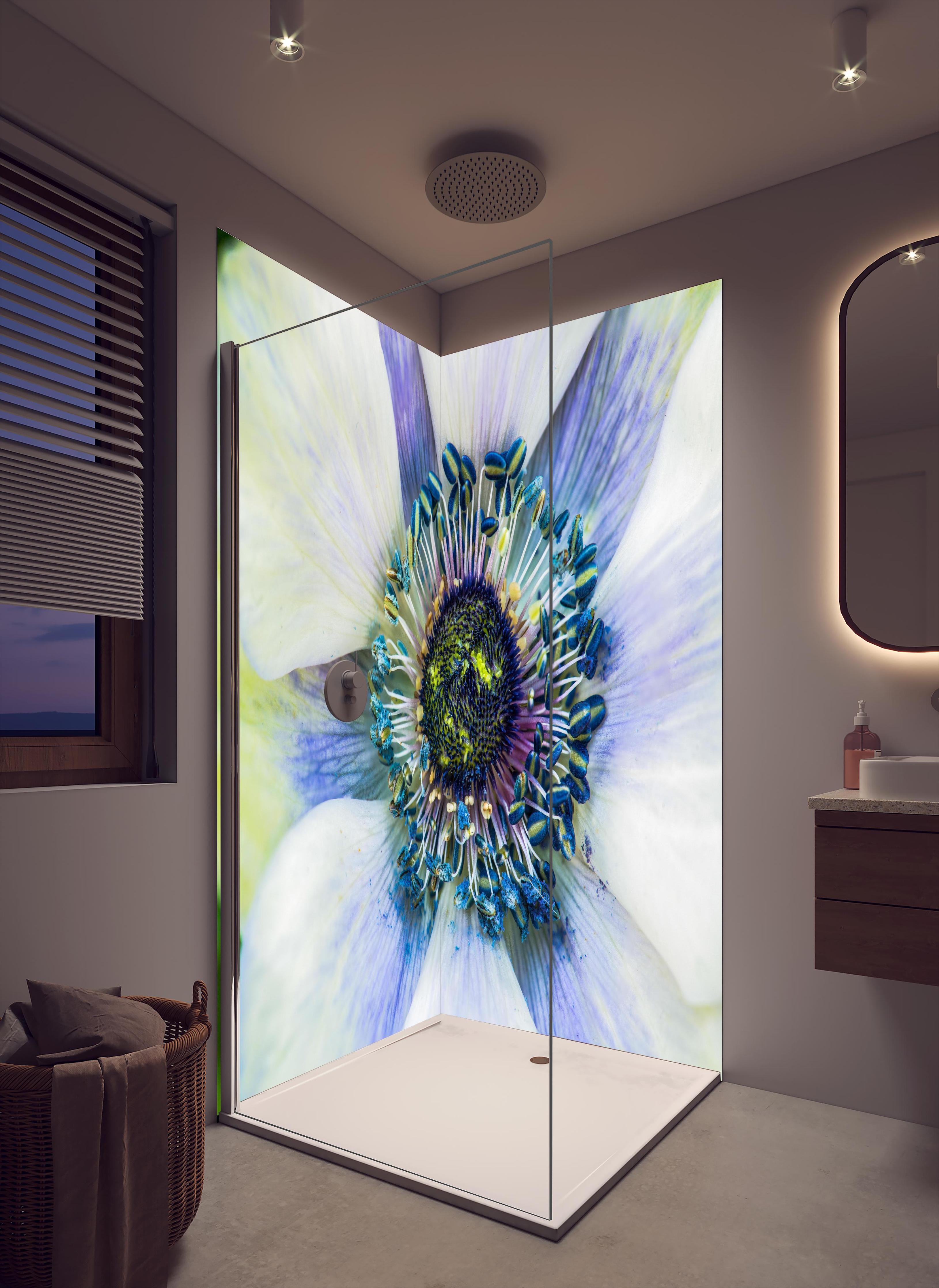 Duschrückwand - hübsche aufblühende Blume in cremefarbenem Badezimmer mit Regenduschkopf