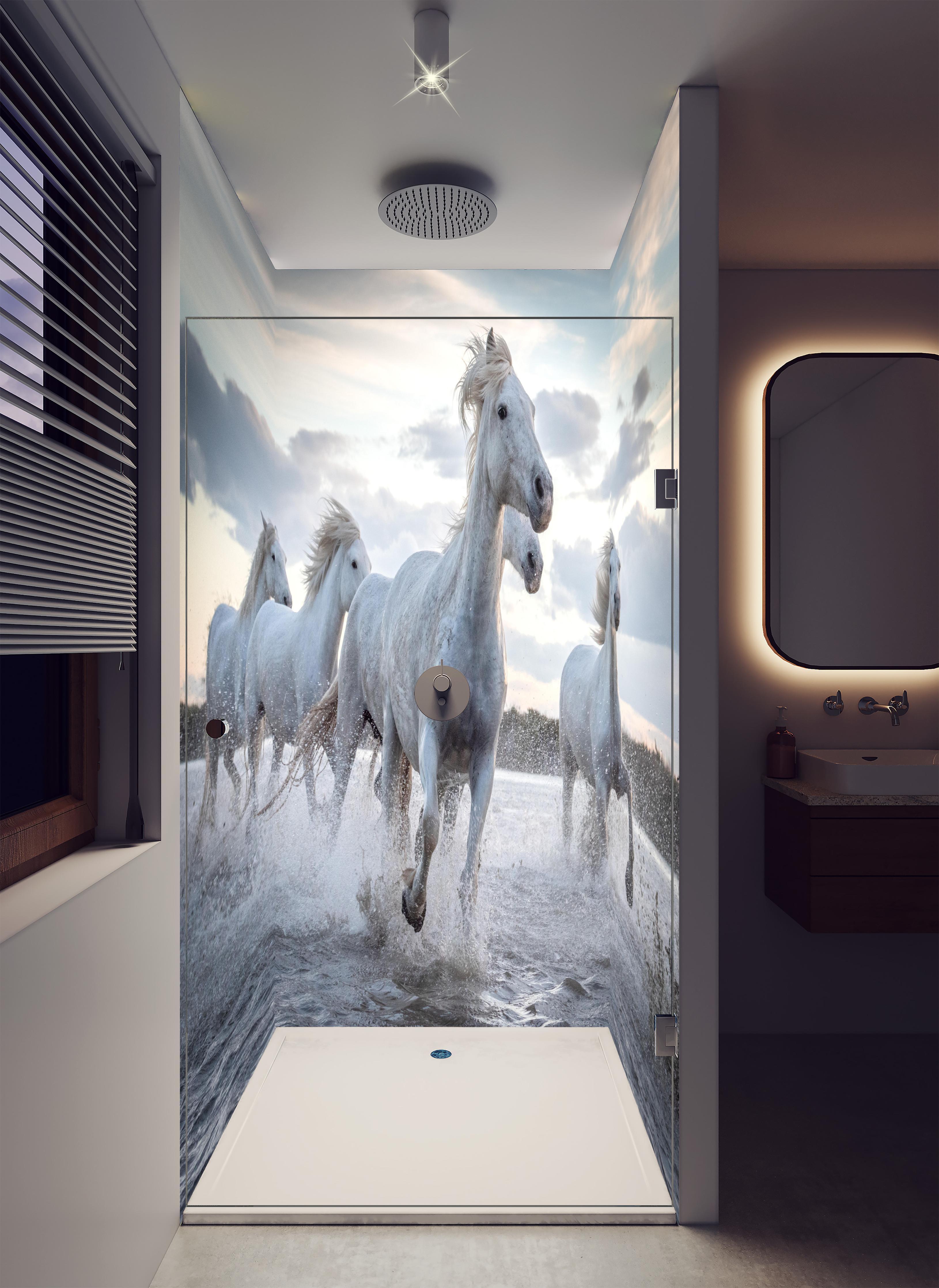 Duschrückwand - lebhafte Pferdeherde in Camargue in luxuriöser Dusche mit Regenduschkopf