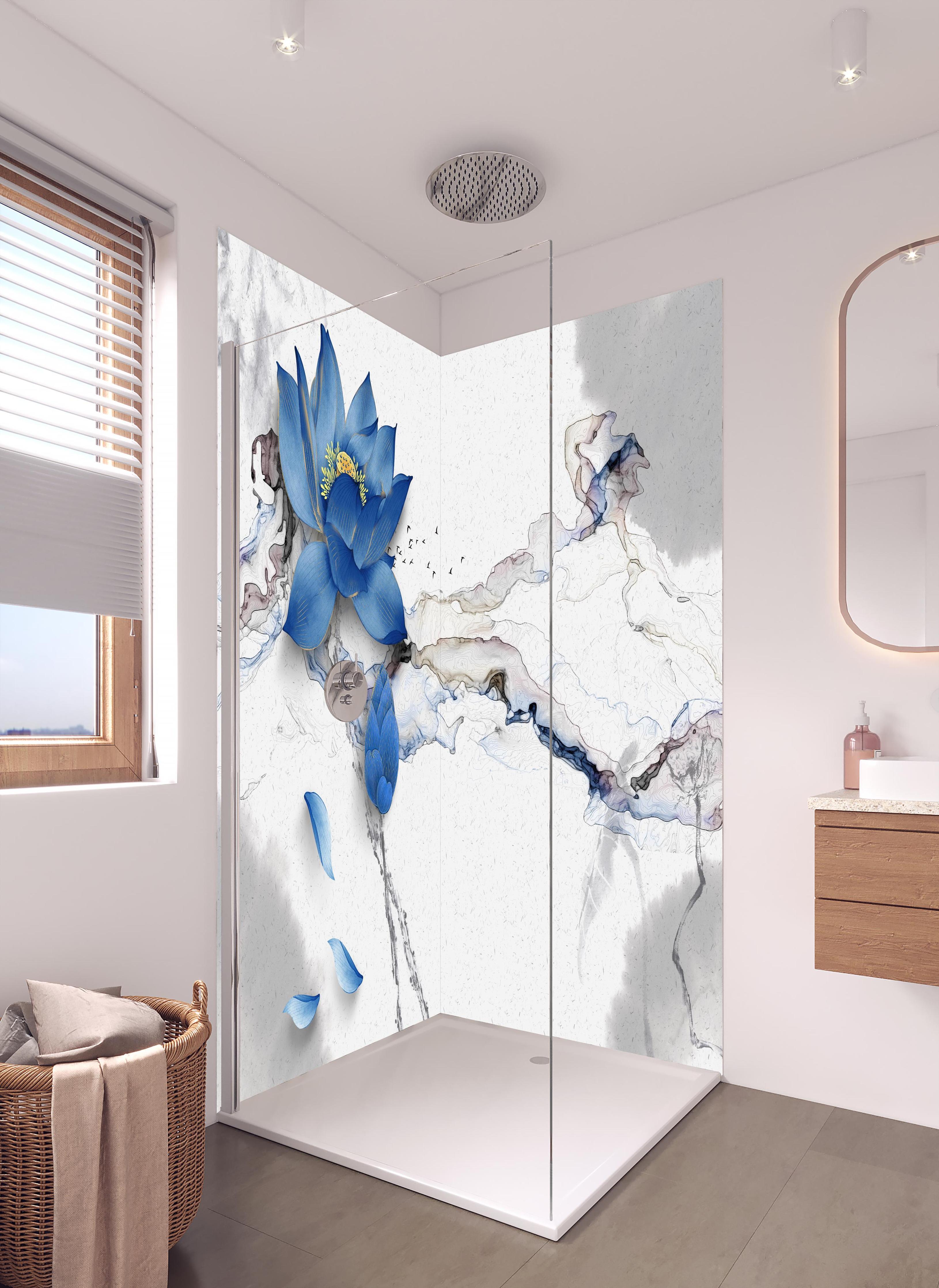Duschrückwand - Abstrakte Illustration blauer Blume in hellem Badezimmer mit Regenduschkopf - zweiteilige Eck-Duschrückwand