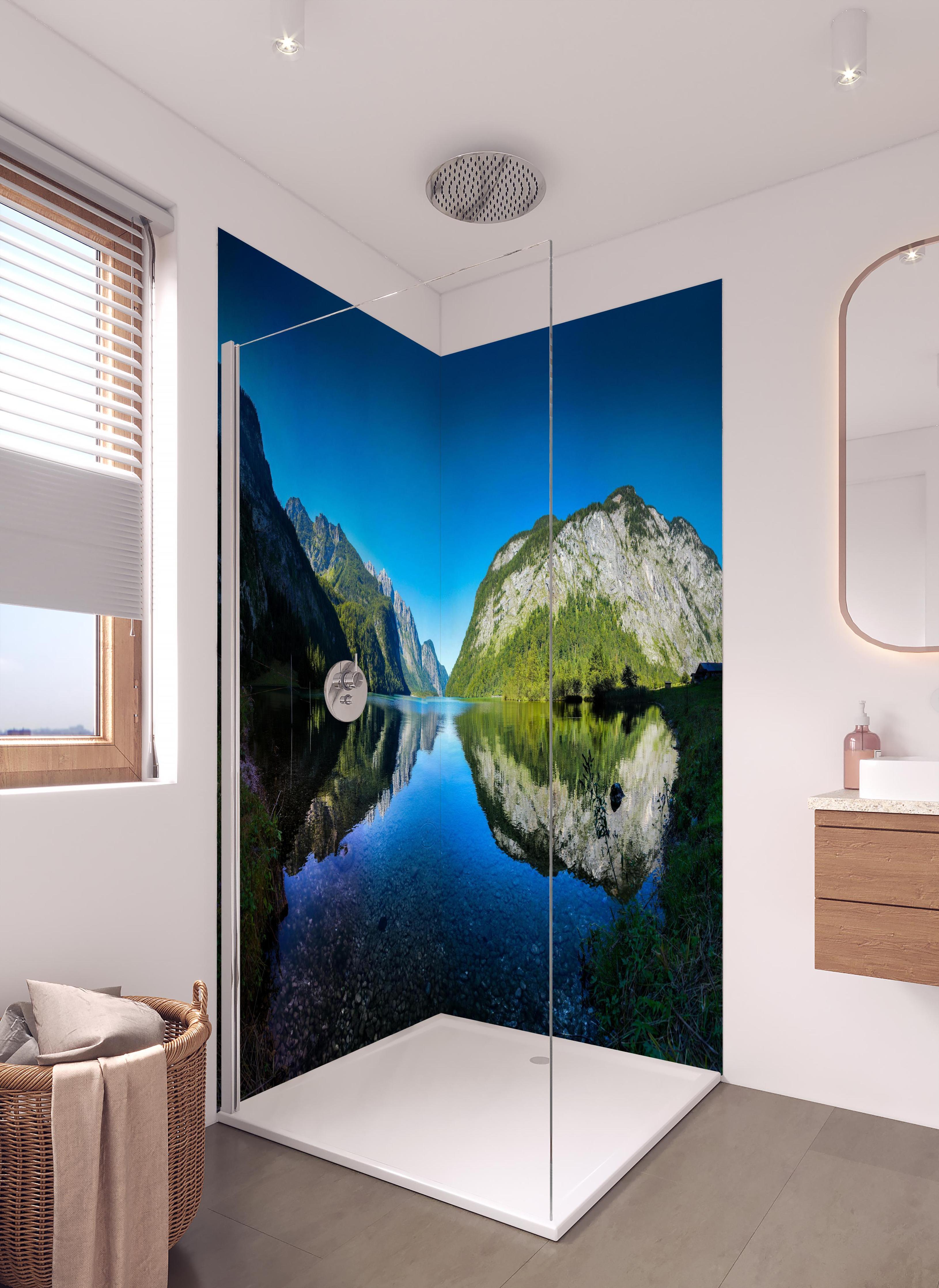 Duschrückwand - Alpen Königsee Österreich in hellem Badezimmer mit Regenduschkopf - zweiteilige Eck-Duschrückwand