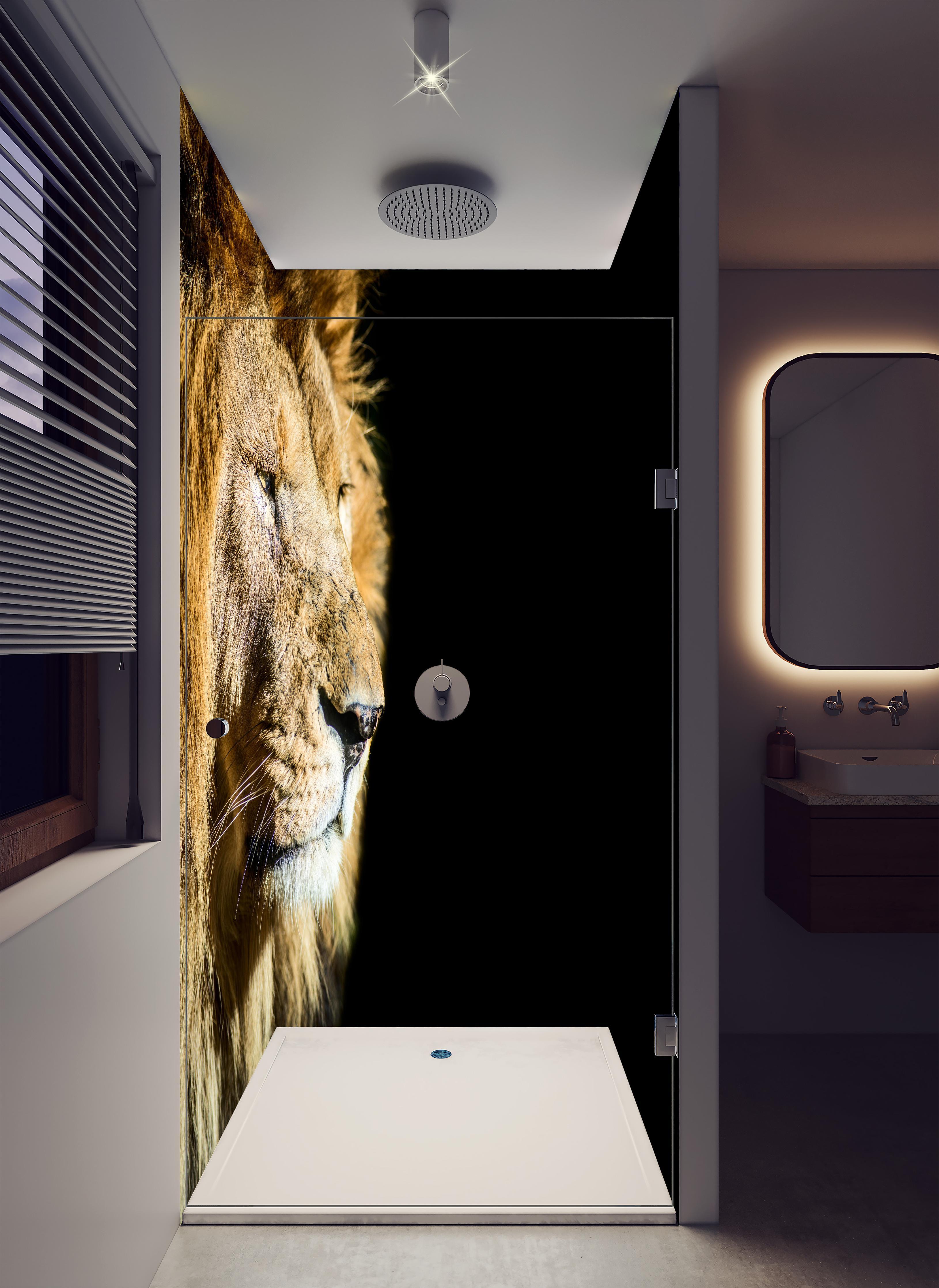 Duschrückwand - Alter Löwe auf schwarzem Hintergrund in luxuriöser Dusche mit Regenduschkopf