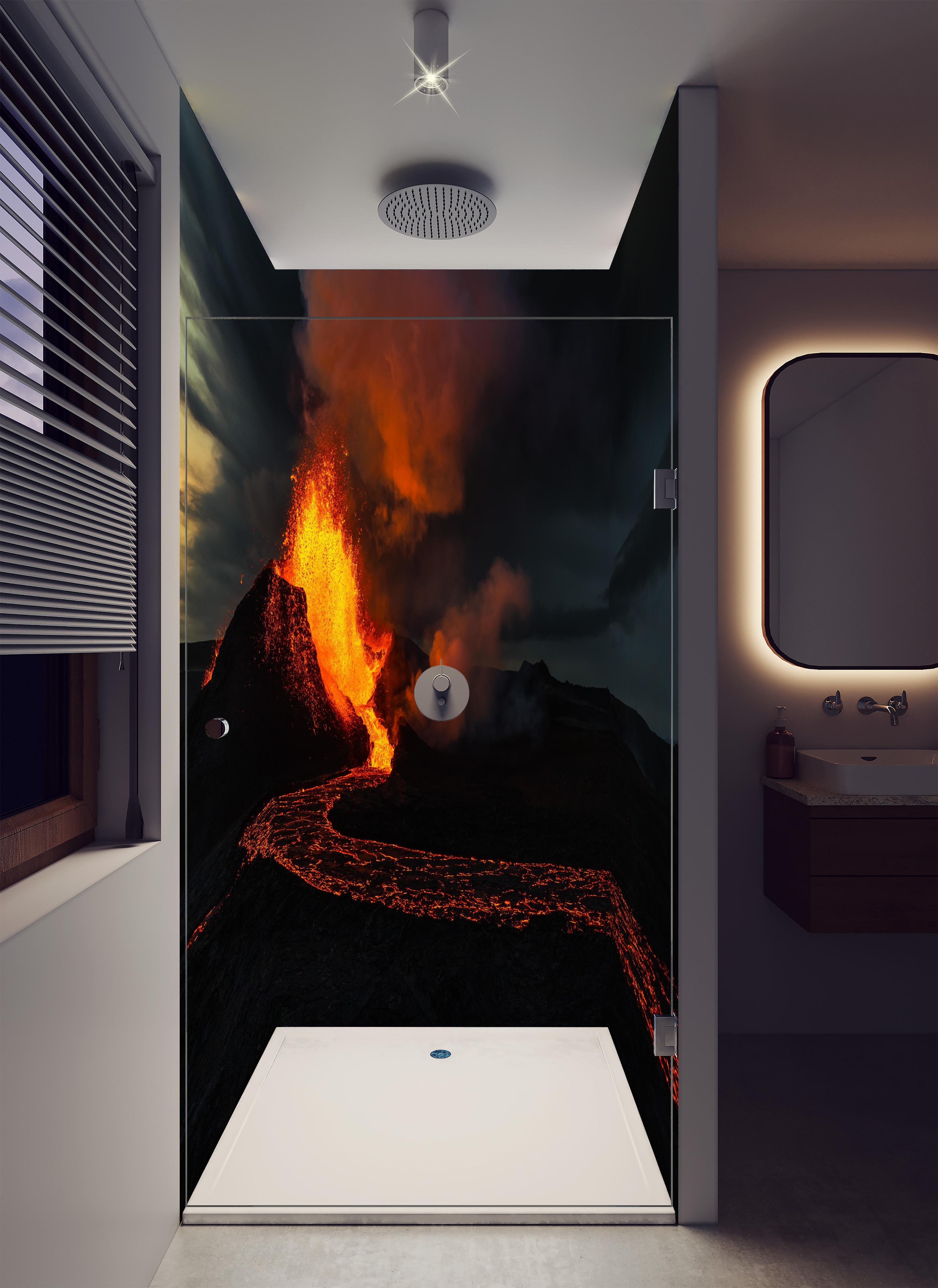 Duschrückwand - Ausbruch vom Vulkan in der Nacht in luxuriöser Dusche mit Regenduschkopf
