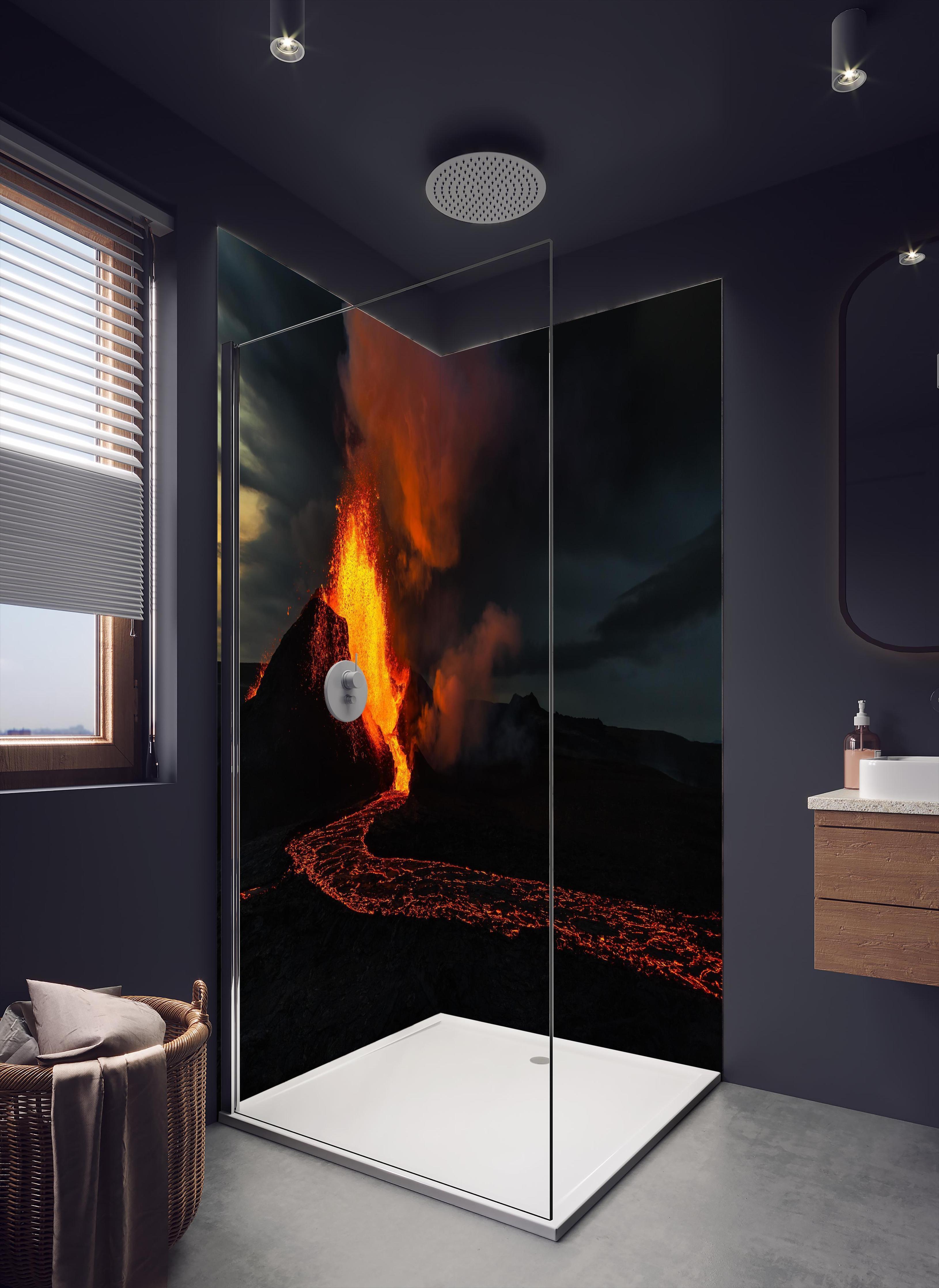 Duschrückwand - Ausbruch vom Vulkan in der Nacht in dunklem Badezimmer mit Regenduschkopf