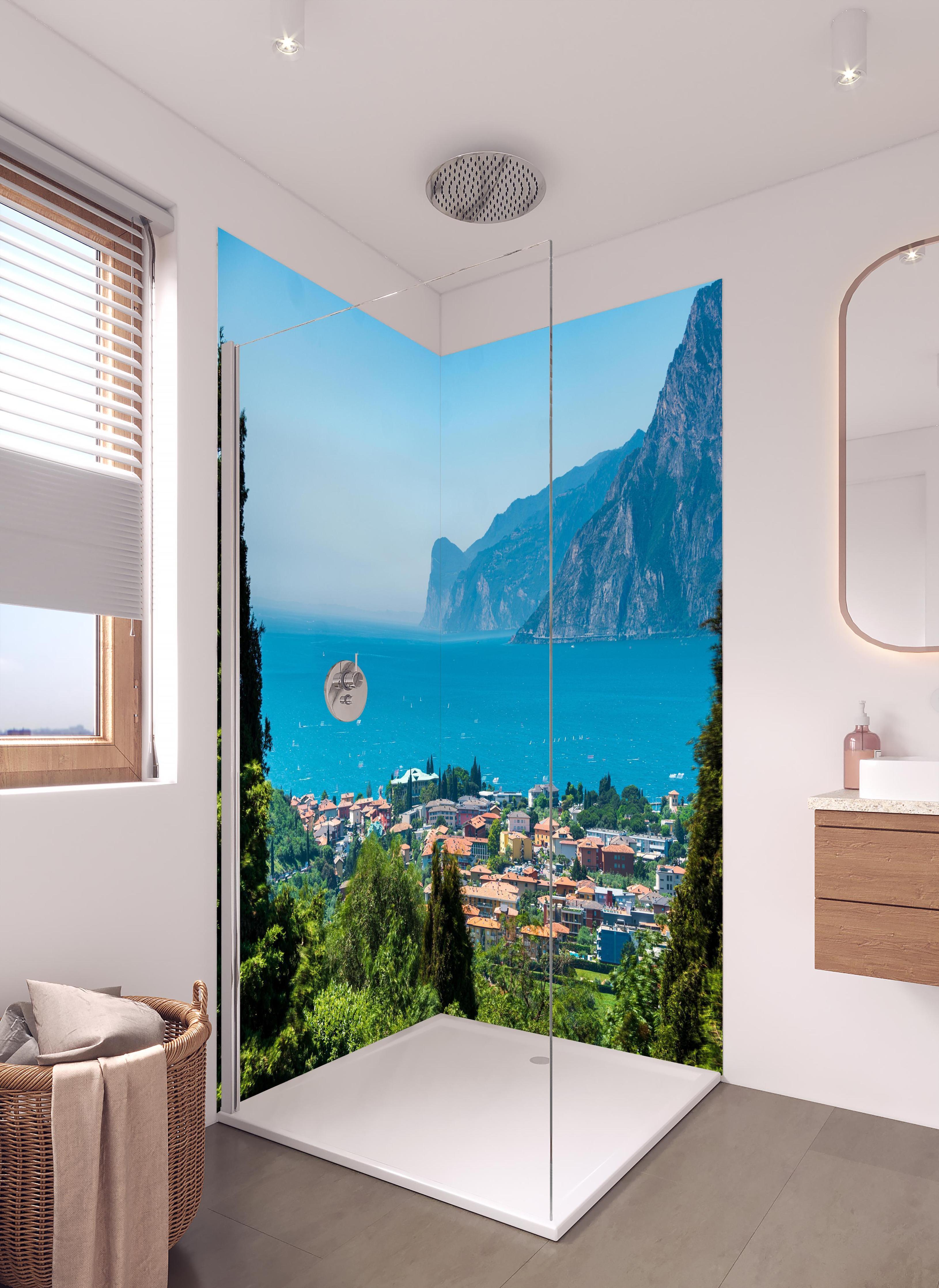 Duschrückwand - Aussicht vom Gipfel auf Gardasee in hellem Badezimmer mit Regenduschkopf - zweiteilige Eck-Duschrückwand