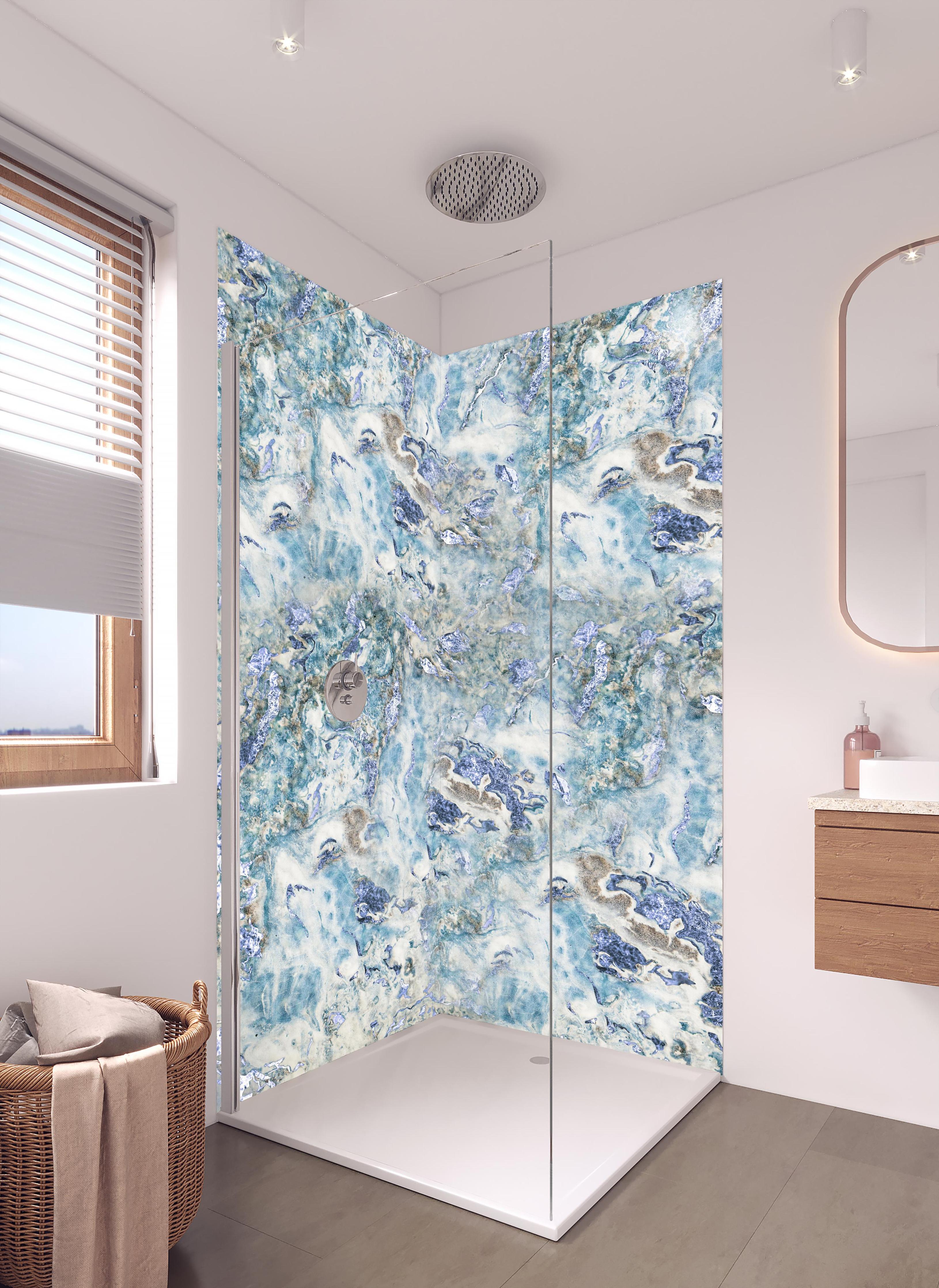 Duschrückwand - Bläulich beiger Marmor in hellem Badezimmer mit Regenduschkopf - zweiteilige Eck-Duschrückwand