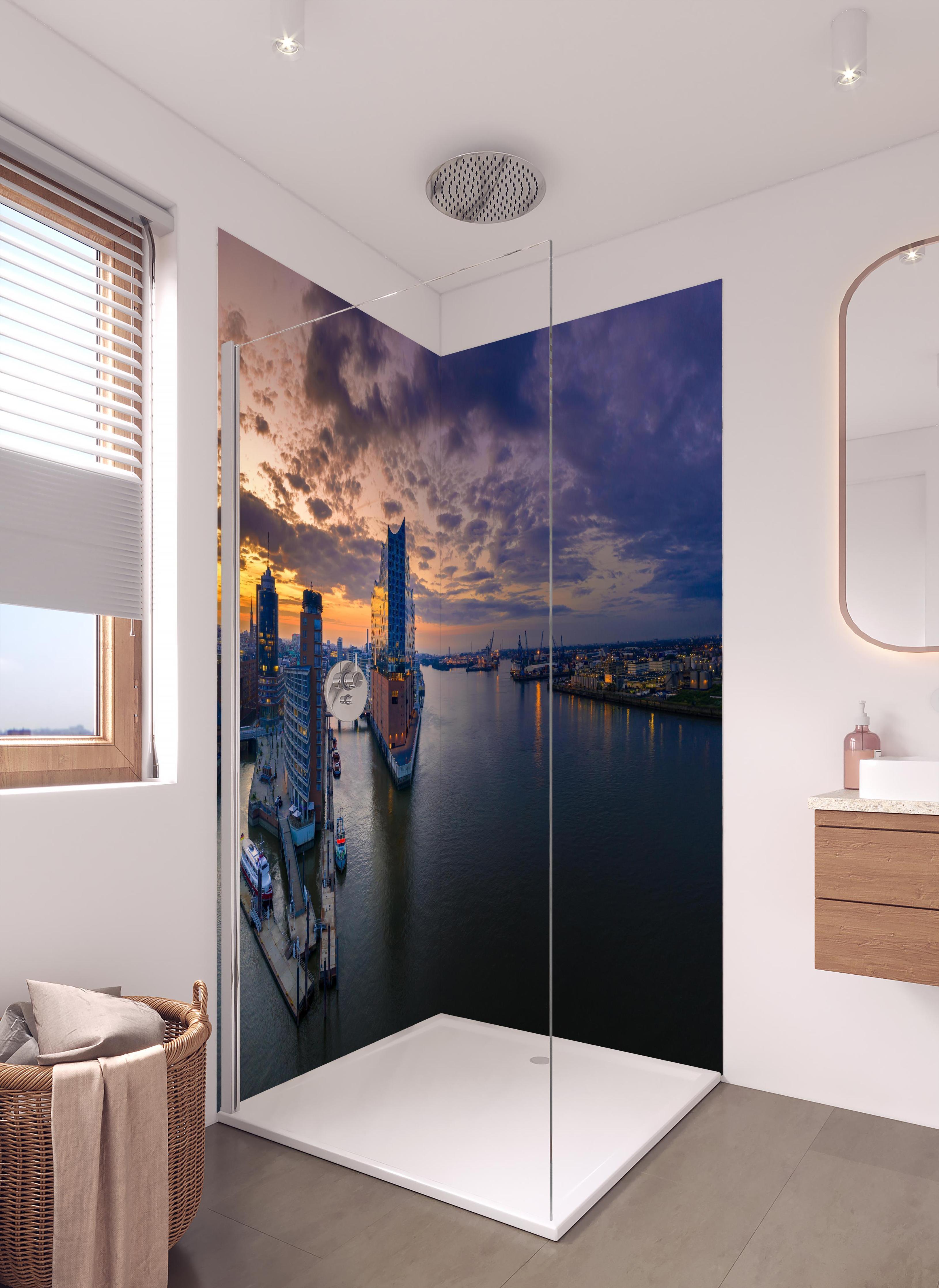 Duschrückwand - Blick auf die Elbphilharmonie - Hamburg in hellem Badezimmer mit Regenduschkopf - zweiteilige Eck-Duschrückwand