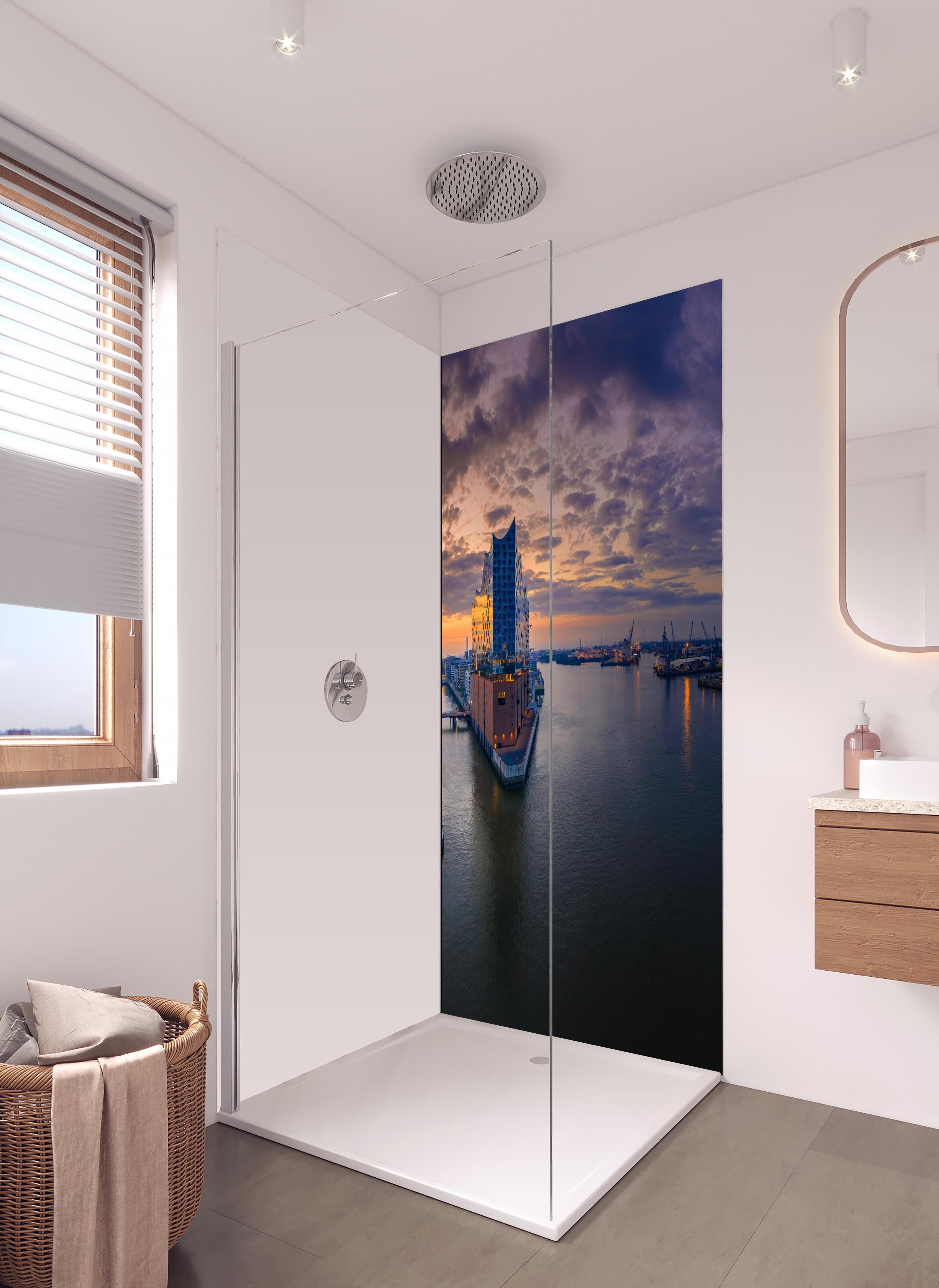 Duschrückwand - Blick auf die Elbphilharmonie - Hamburg in hellem Badezimmer mit Regenduschkopf - einteilige Duschrückwand