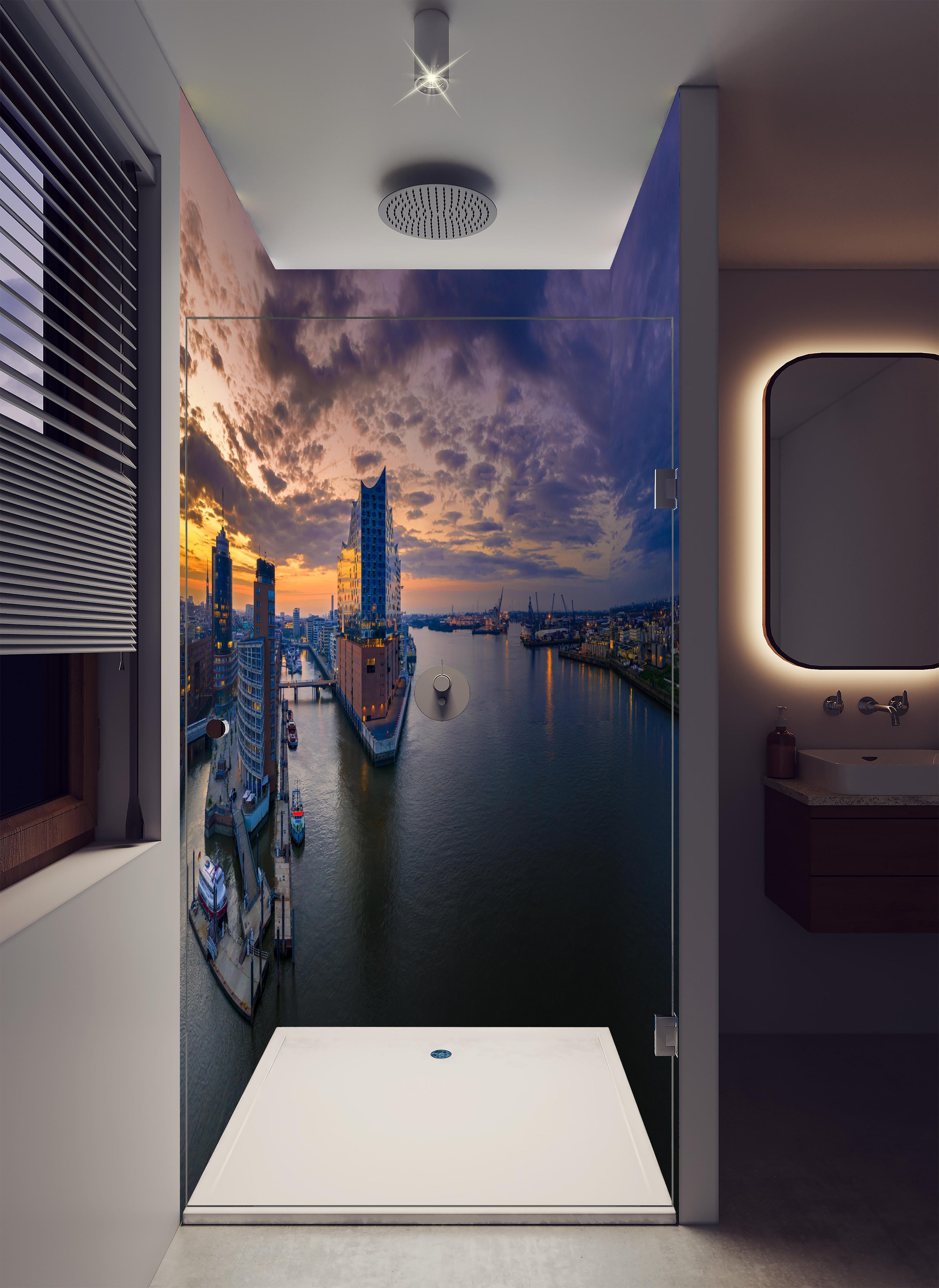 Duschrückwand - Blick auf die Elbphilharmonie - Hamburg in luxuriöser Dusche mit Regenduschkopf