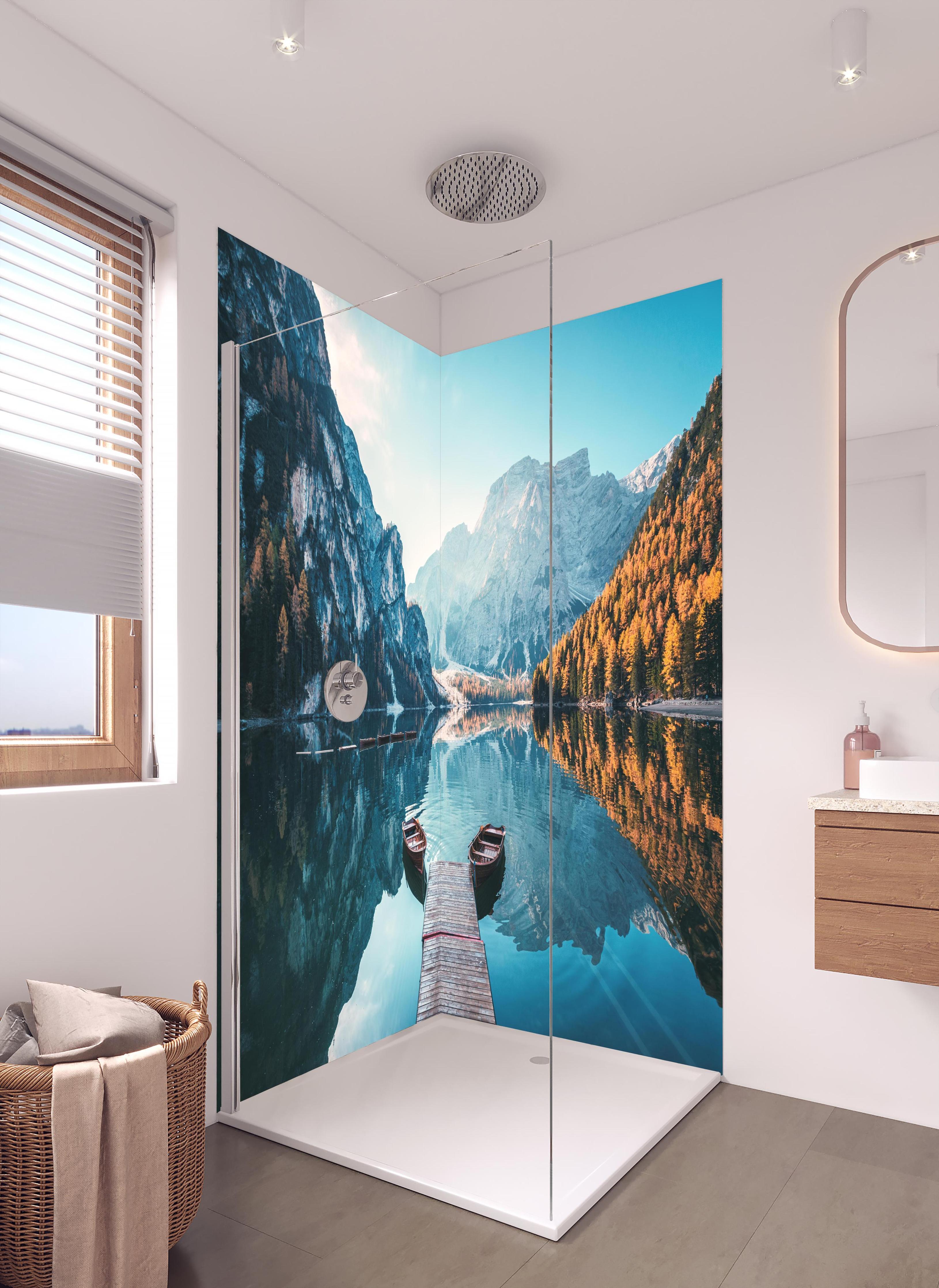 Duschrückwand - Boote auf dem Pragser Wildsee in den Dolomiten in hellem Badezimmer mit Regenduschkopf - zweiteilige Eck-Duschrückwand