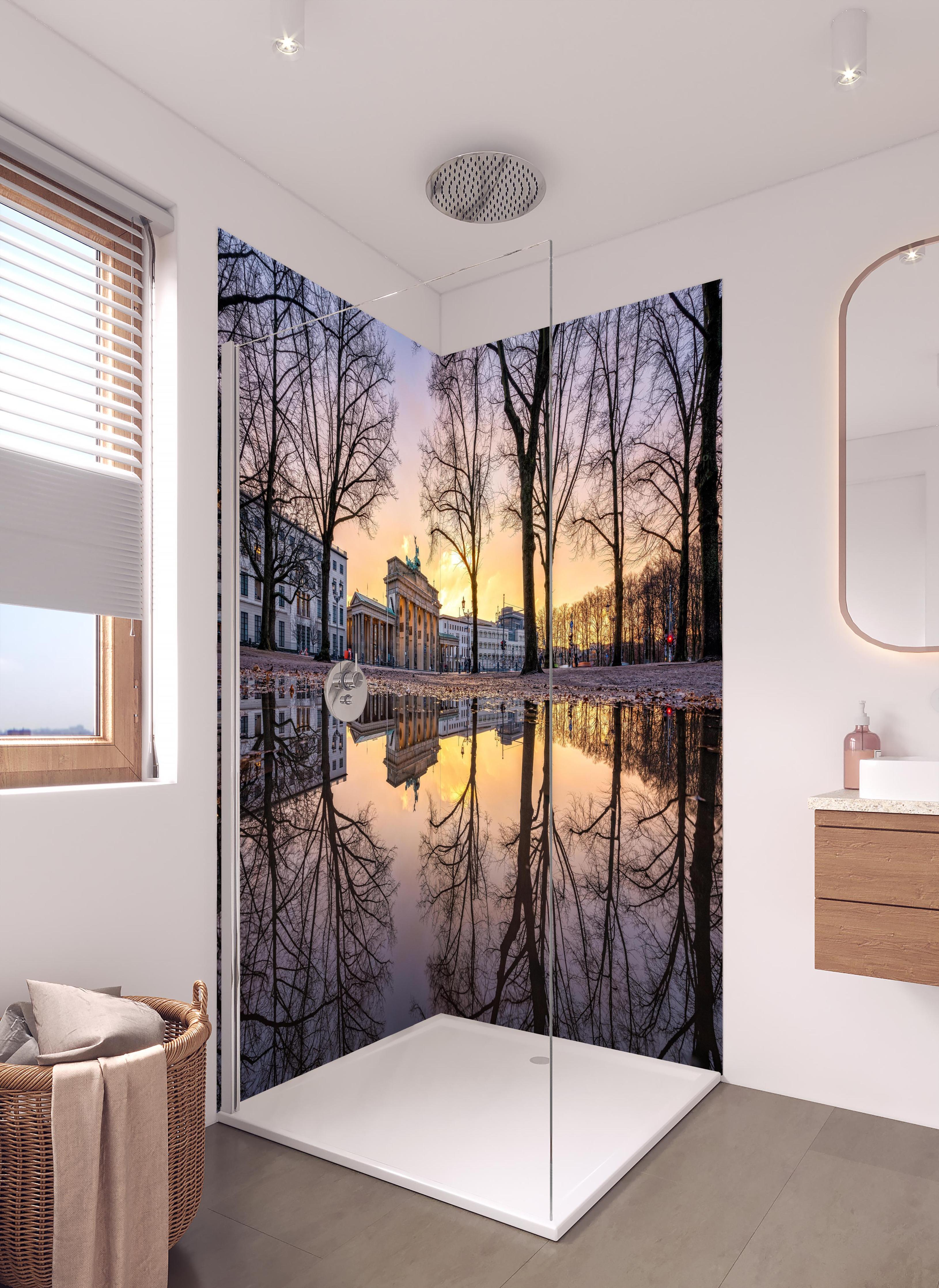 Duschrückwand - Brandenburger Tor im Winter in hellem Badezimmer mit Regenduschkopf - zweiteilige Eck-Duschrückwand