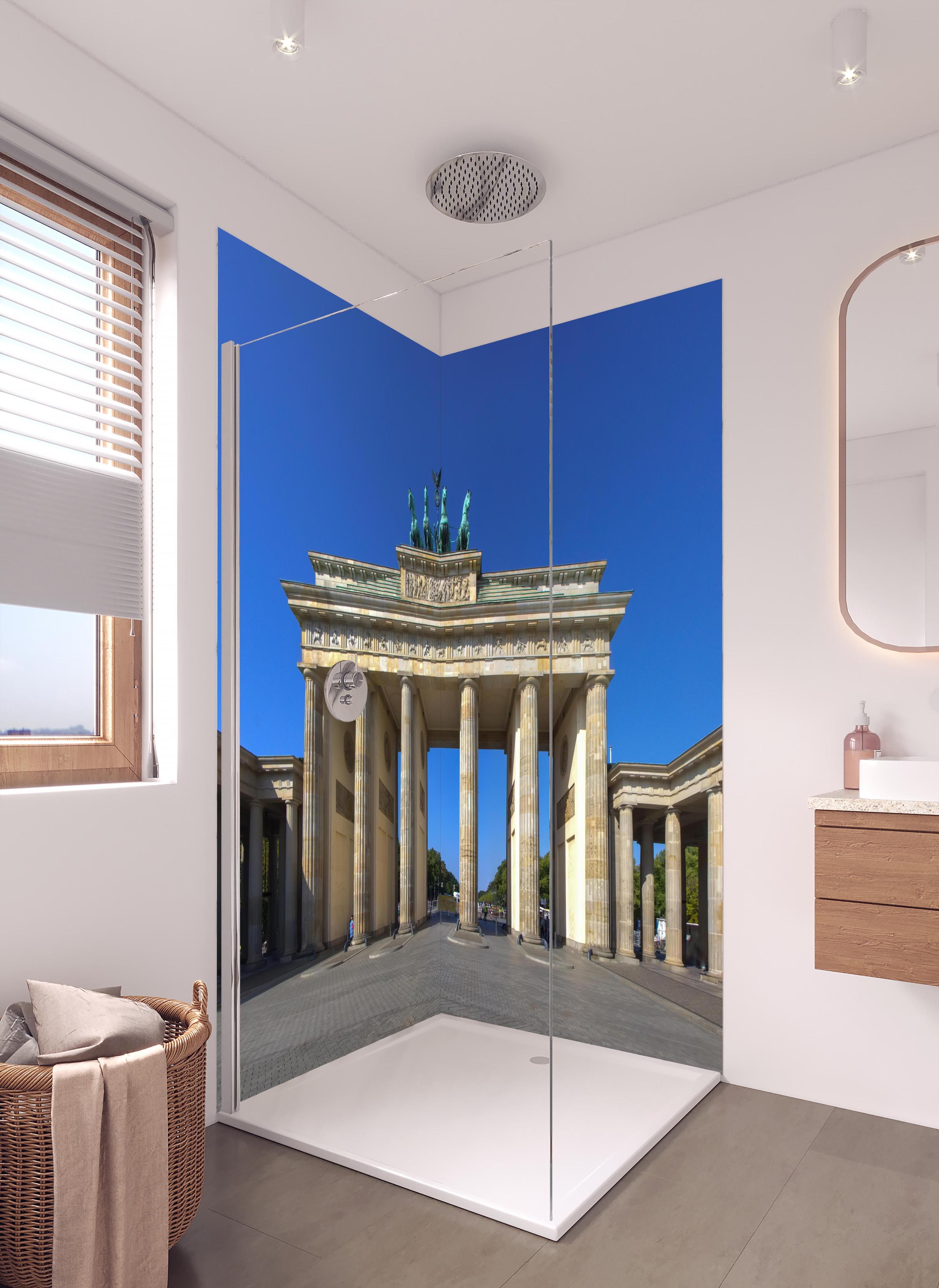 Duschrückwand - Brandenburger Tor in Berlin bei Tag in hellem Badezimmer mit Regenduschkopf - zweiteilige Eck-Duschrückwand