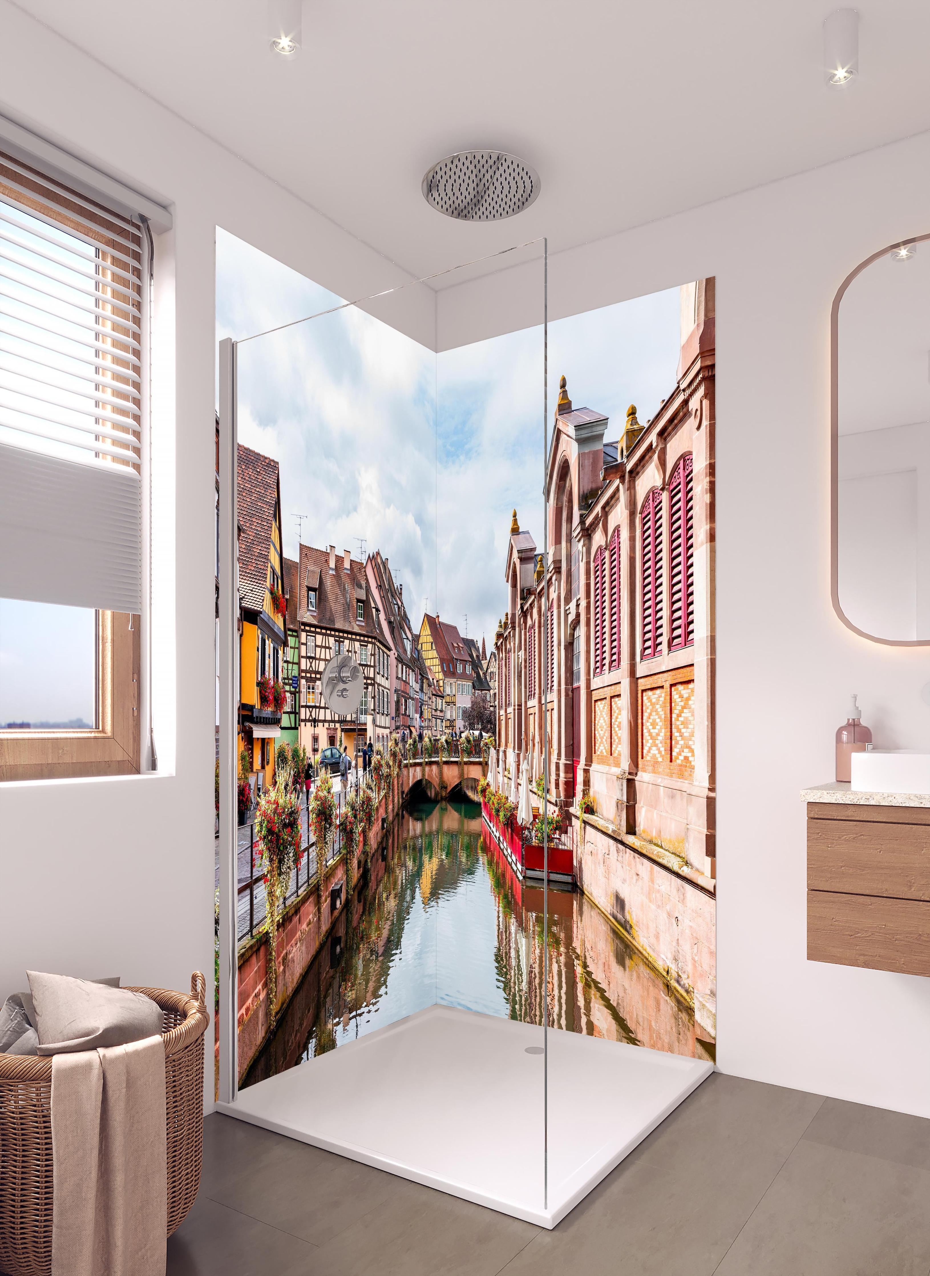 Duschrückwand - Bunte Häuser am Fluss in Colmar in hellem Badezimmer mit Regenduschkopf - zweiteilige Eck-Duschrückwand