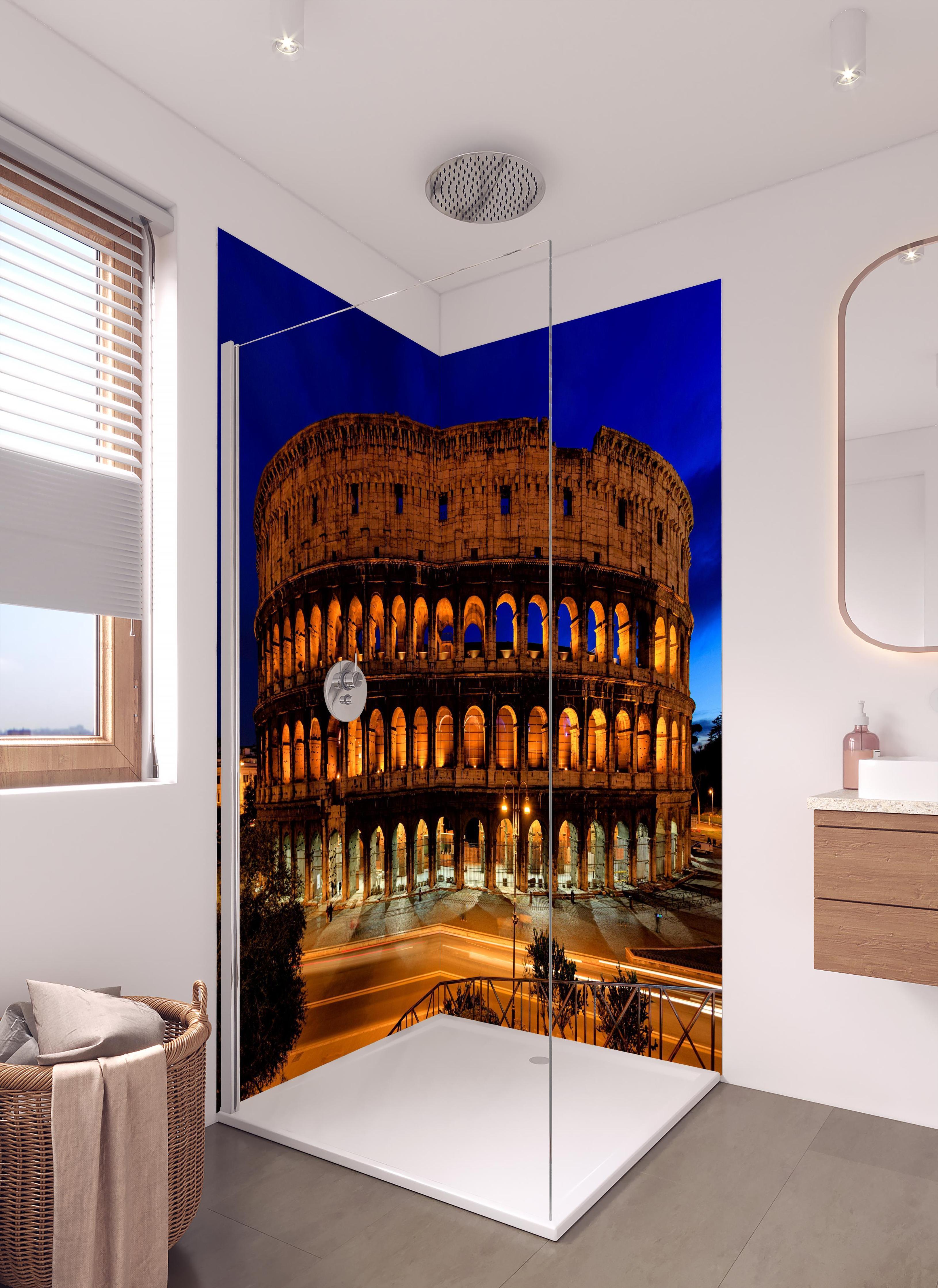 Duschrückwand - Das Kolosseum bei Nacht in Rom in hellem Badezimmer mit Regenduschkopf - zweiteilige Eck-Duschrückwand