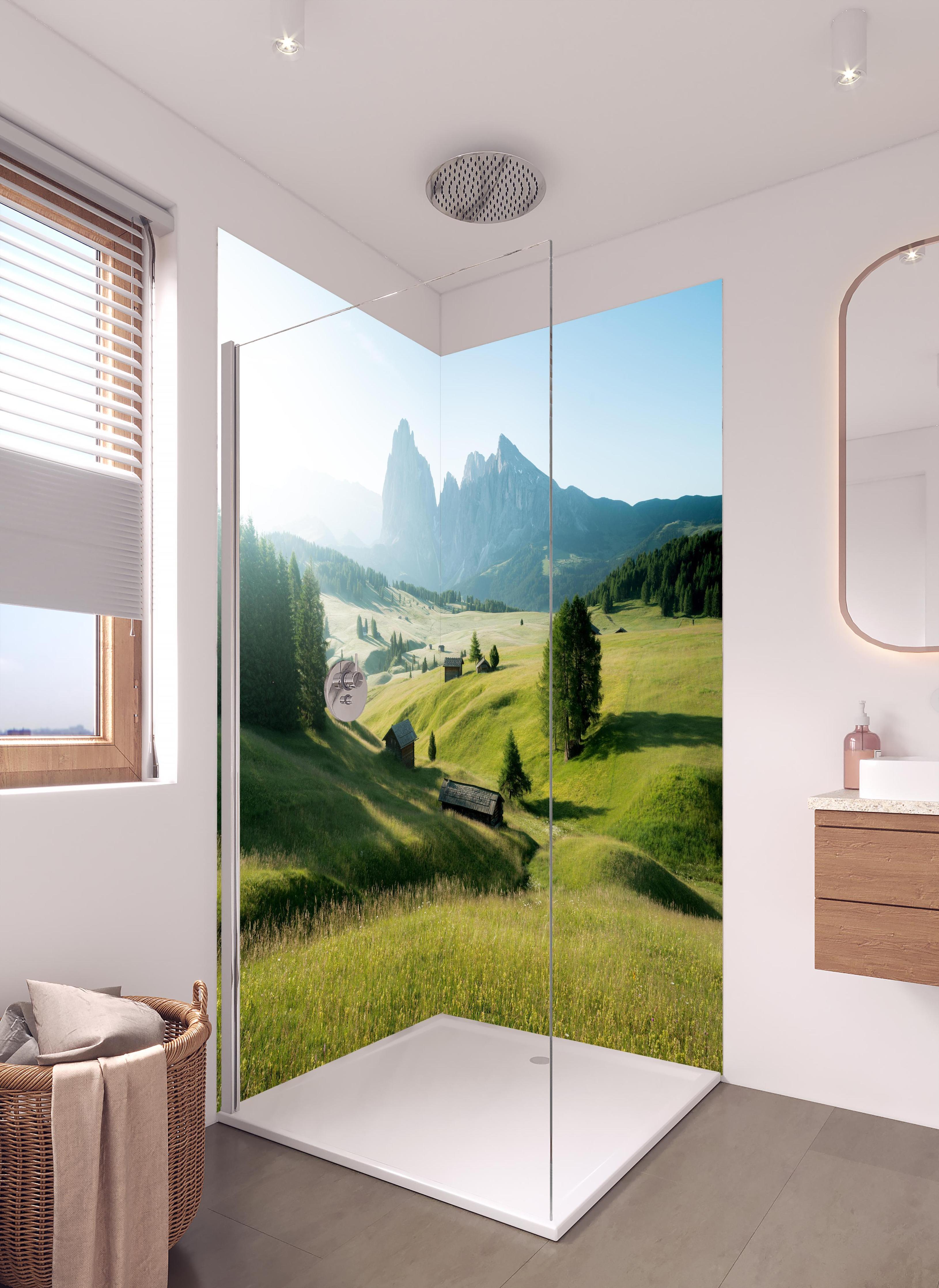 Duschrückwand - Dolomiten Berglandschaft auf der Seiser Alm in hellem Badezimmer mit Regenduschkopf - zweiteilige Eck-Duschrückwand