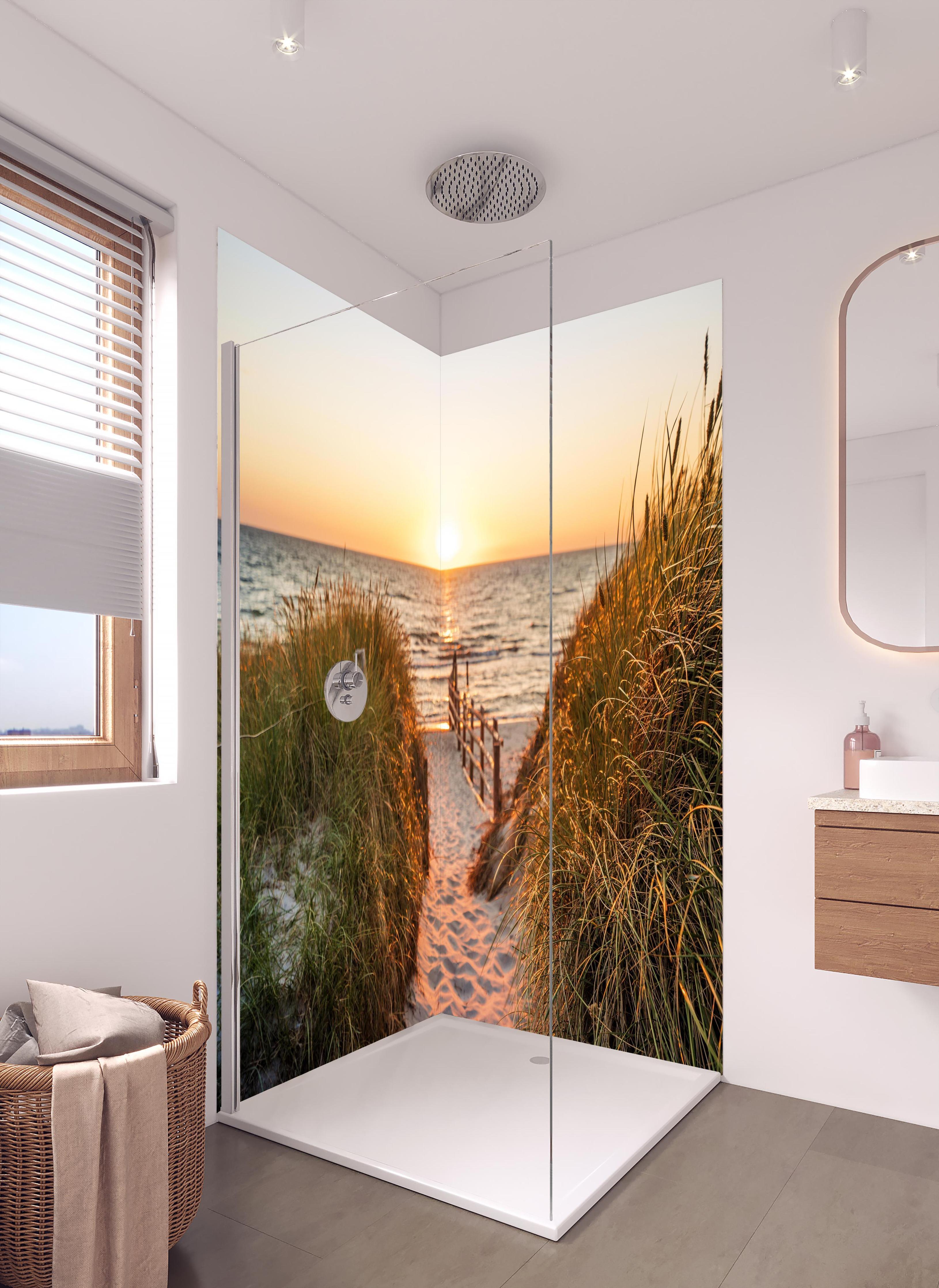 Duschrückwand - Dünen am Strand an der Nordsee bei Sonnenuntergang in hellem Badezimmer mit Regenduschkopf - zweiteilige Eck-Duschrückwand