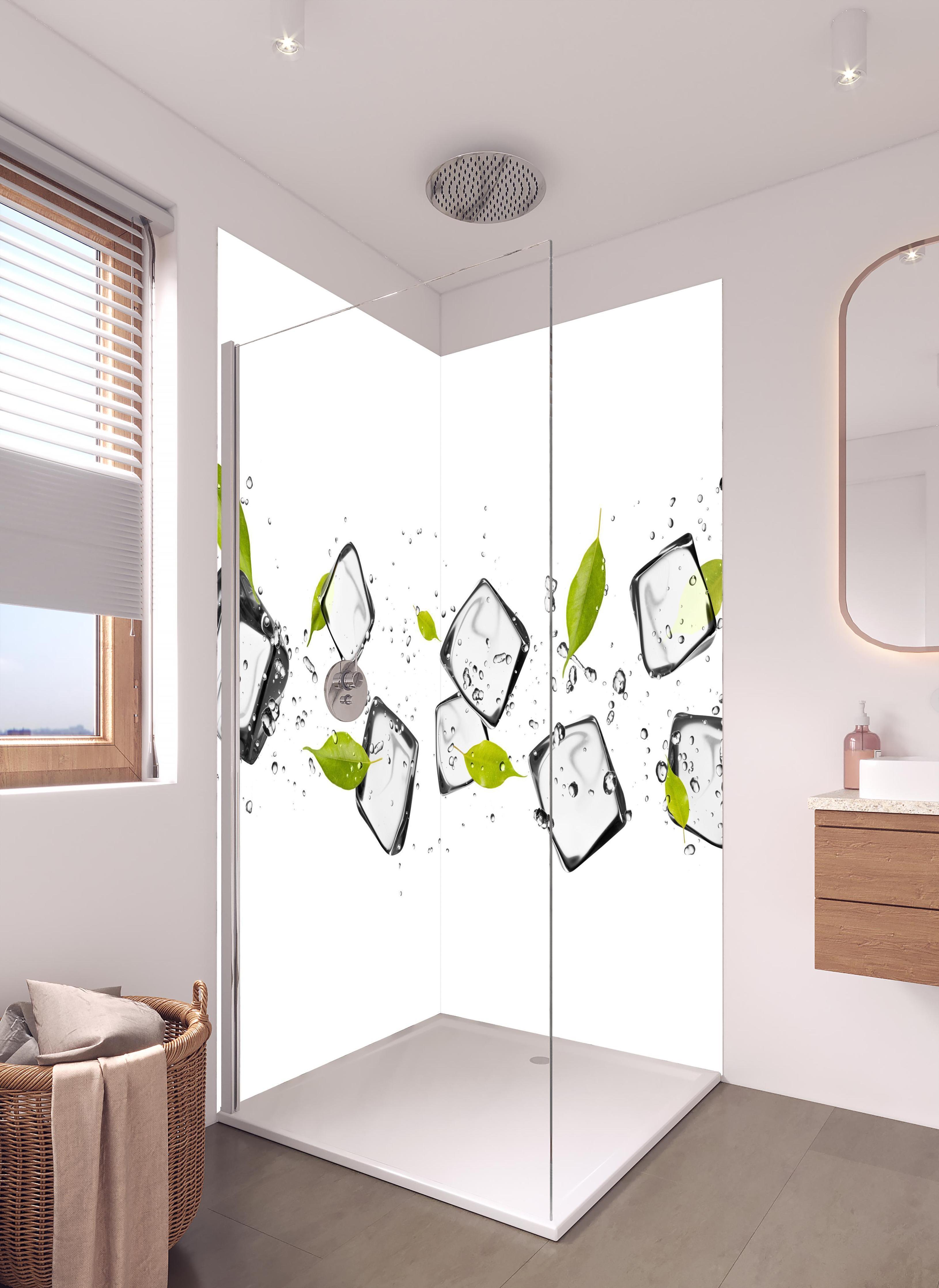 Duschrückwand - Eiswürfel mit Blättern in hellem Badezimmer mit Regenduschkopf - zweiteilige Eck-Duschrückwand