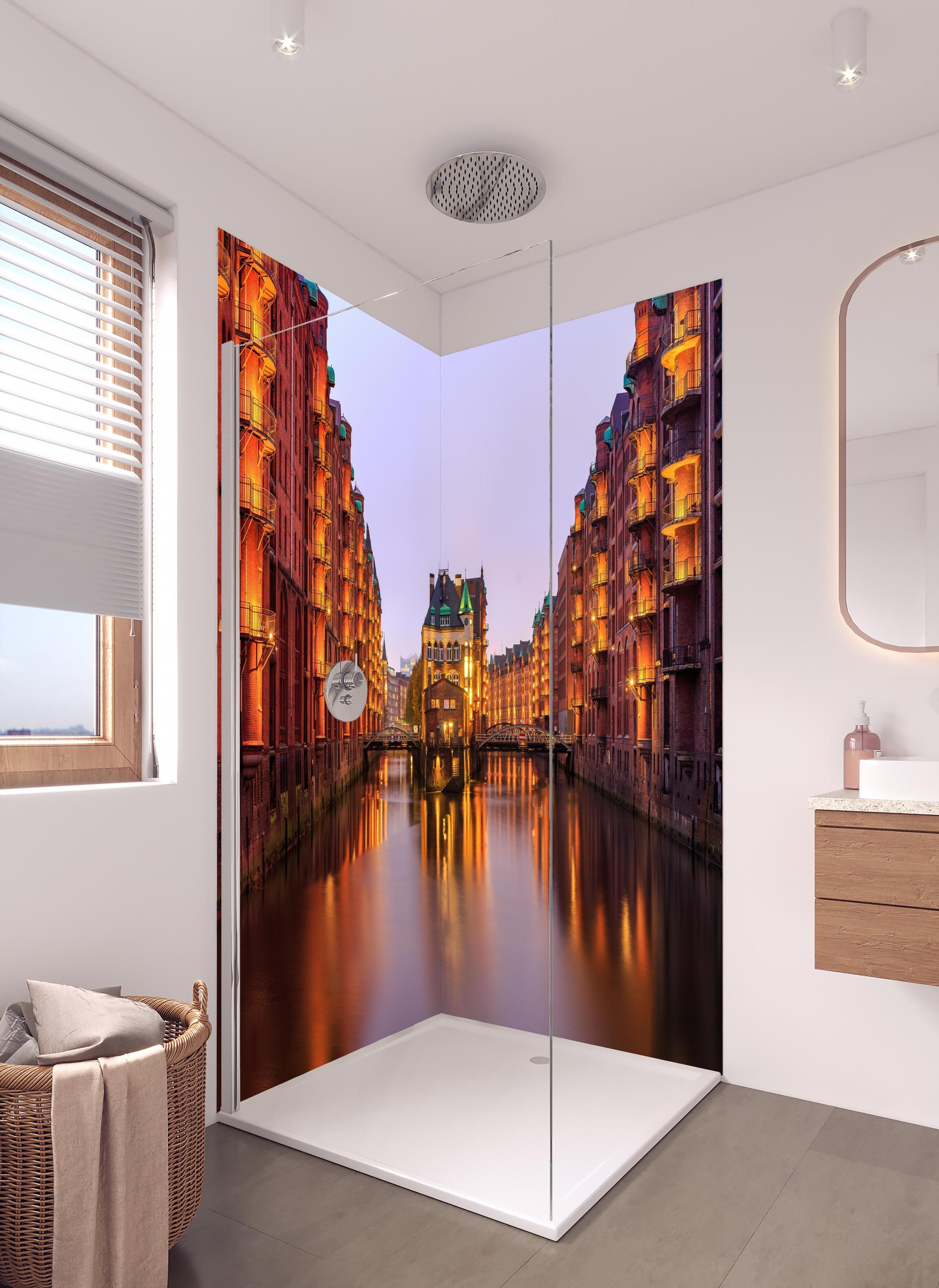 Duschrückwand - Elbe Hamburg im Nacht in hellem Badezimmer mit Regenduschkopf - zweiteilige Eck-Duschrückwand