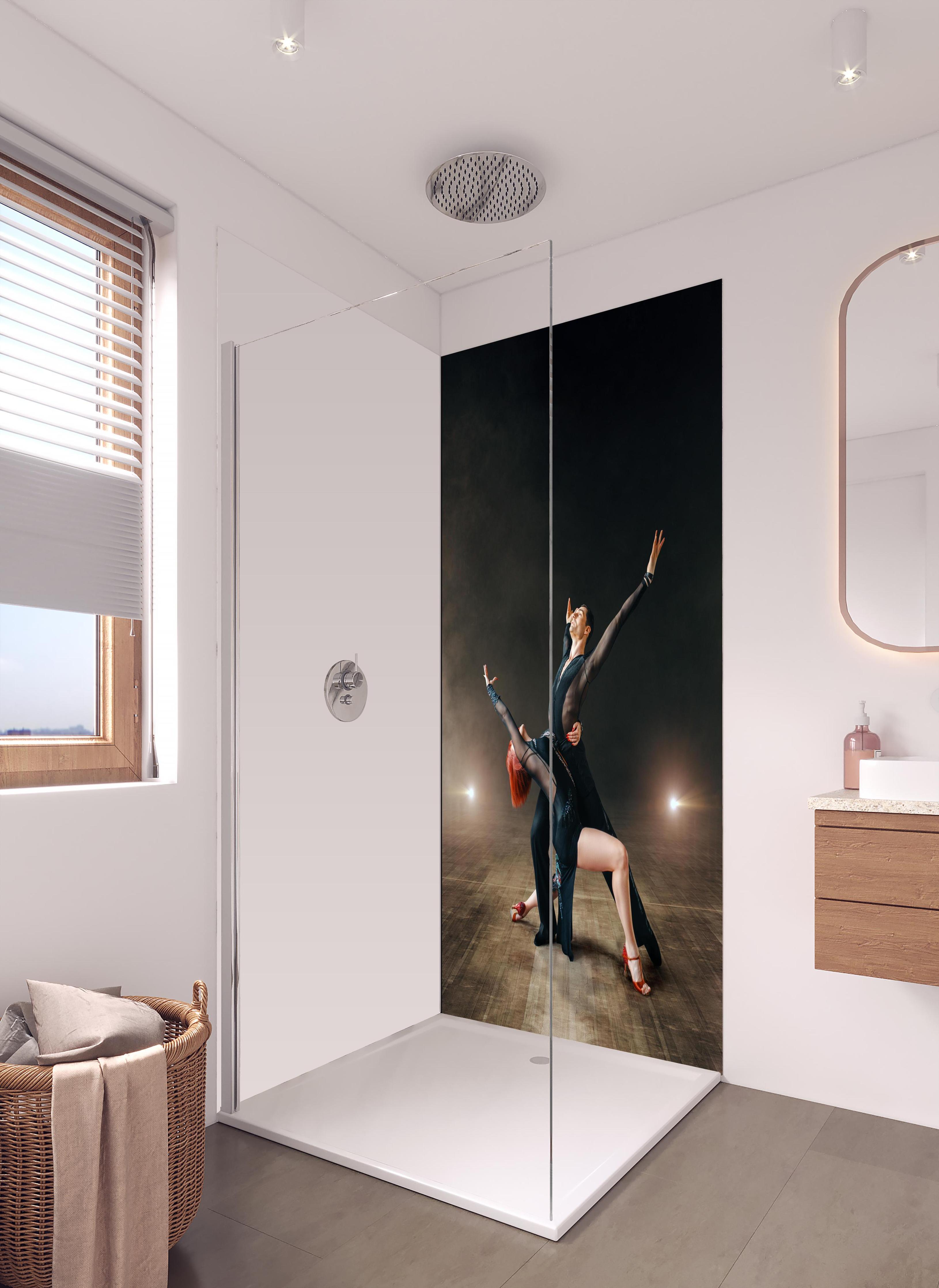 Duschrückwand - Elegantes Tanzpaar - Samba in hellem Badezimmer mit Regenduschkopf - einteilige Duschrückwand