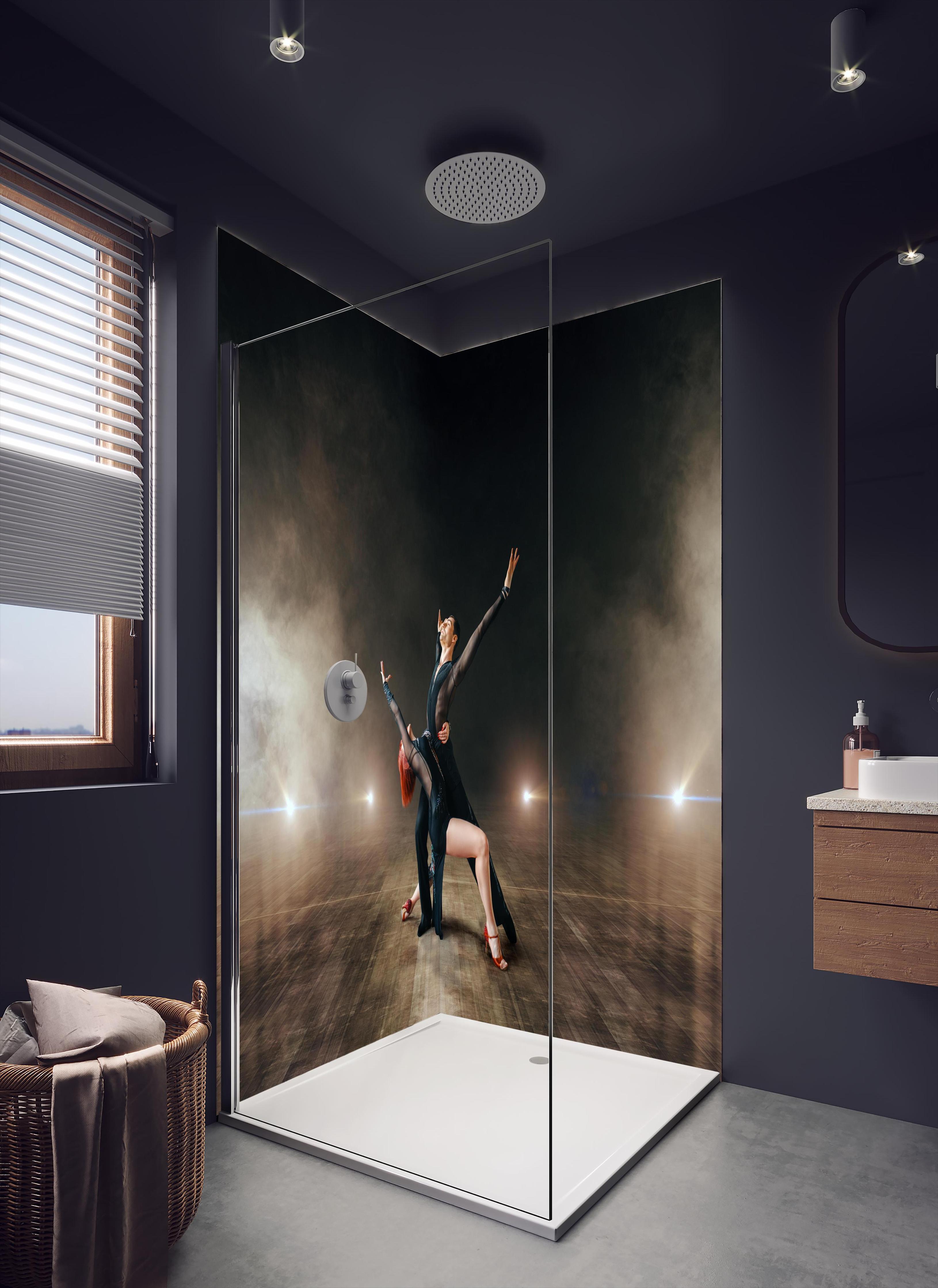 Duschrückwand - Elegantes Tanzpaar - Samba in dunklem Badezimmer mit Regenduschkopf