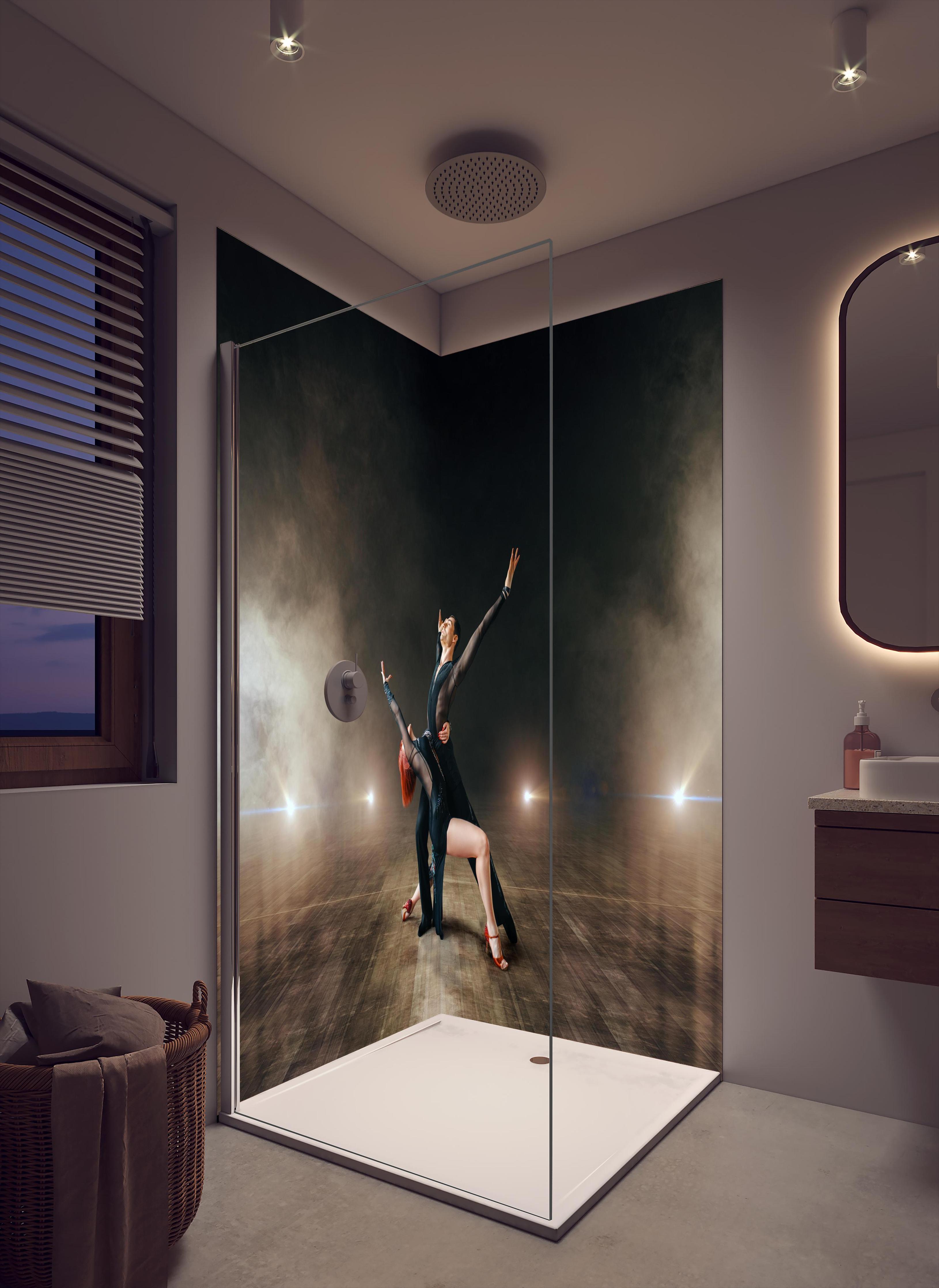 Duschrückwand - Elegantes Tanzpaar - Samba in cremefarbenem Badezimmer mit Regenduschkopf