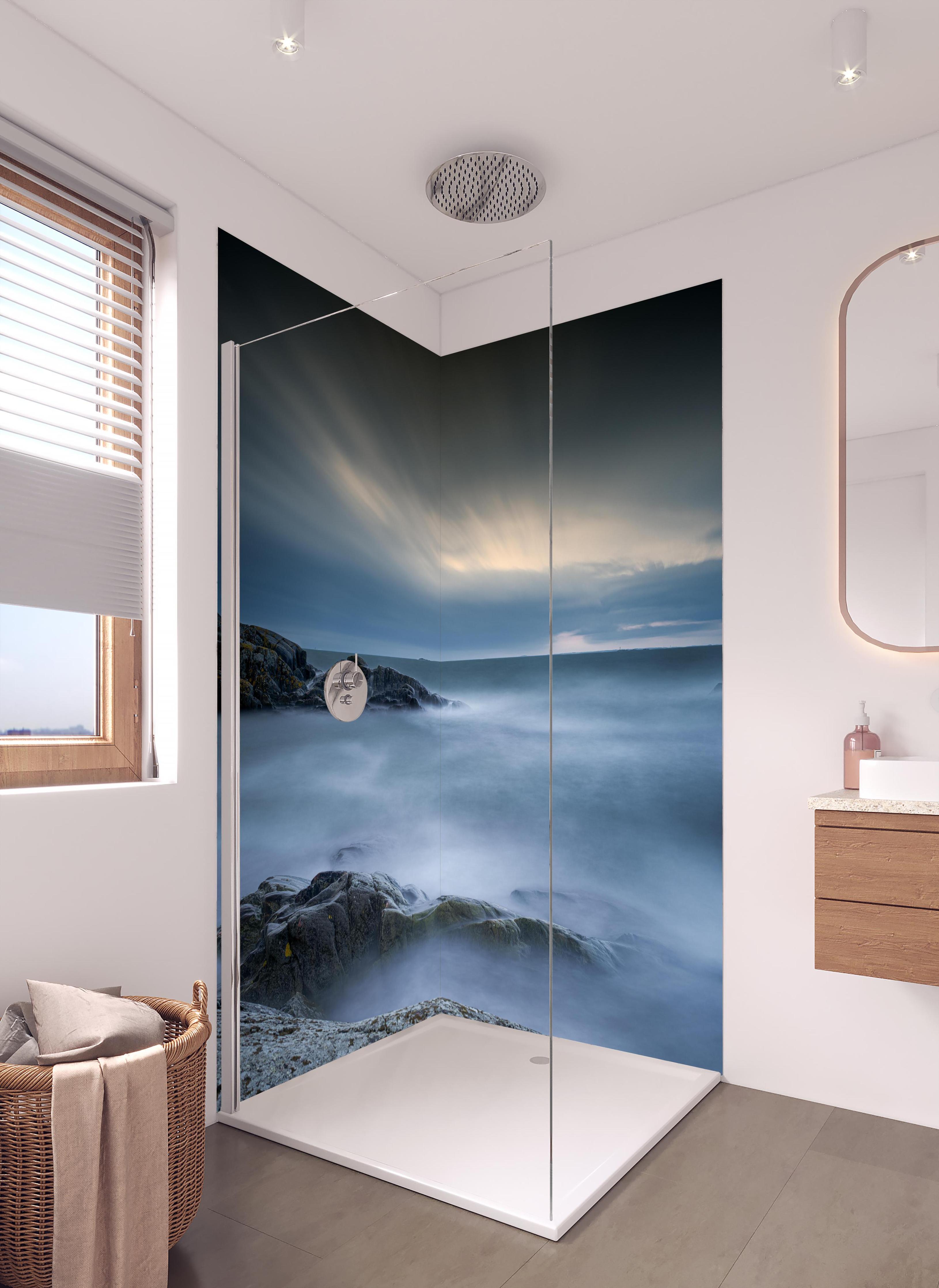 Duschrückwand - Felsiger & Nebliger Strand auf mit schöner Meer Landschaft in hellem Badezimmer mit Regenduschkopf - zweiteilige Eck-Duschrückwand