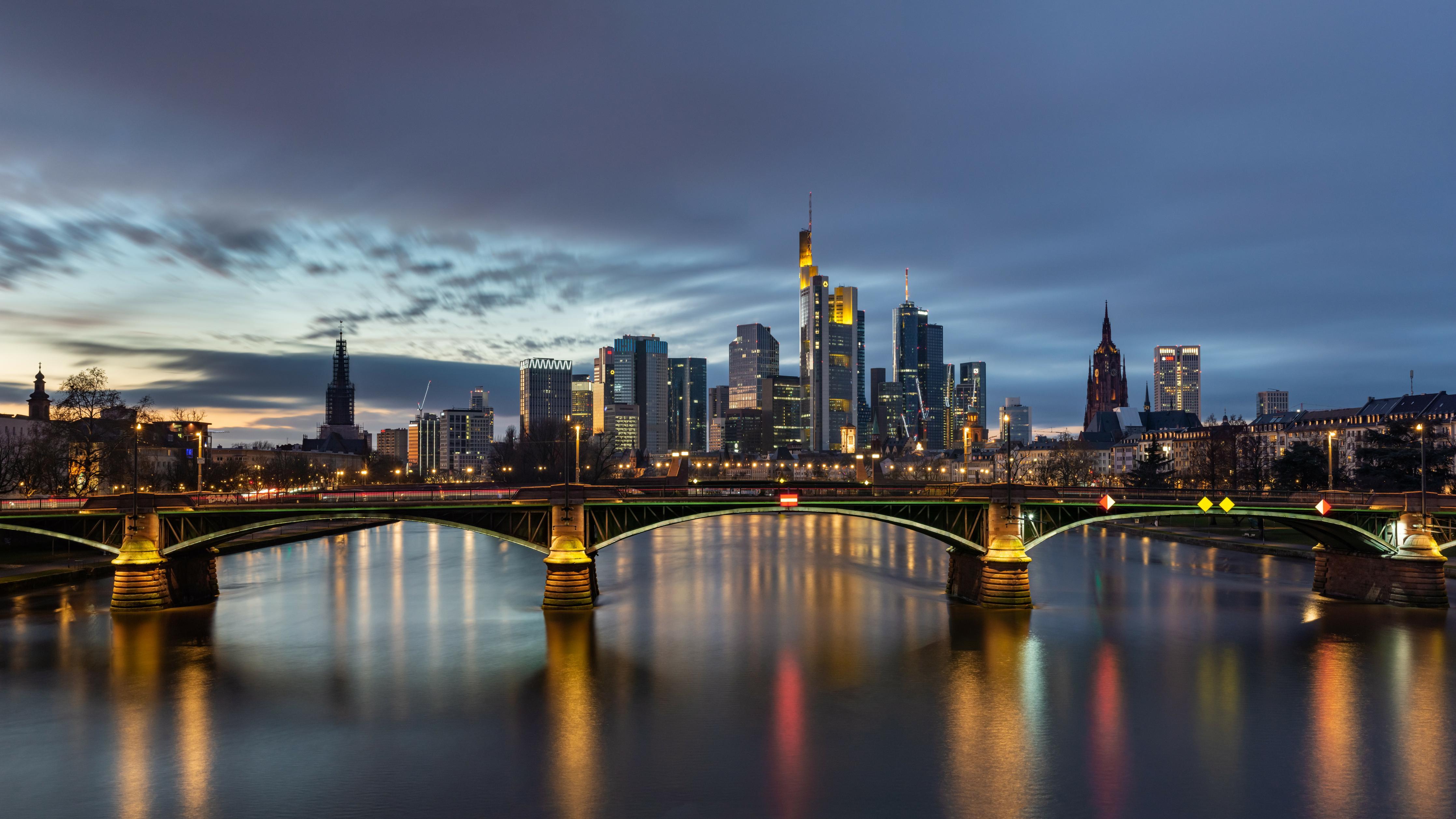 Duschrückwand-Flussansicht in der Dämmerung von Frankfurt