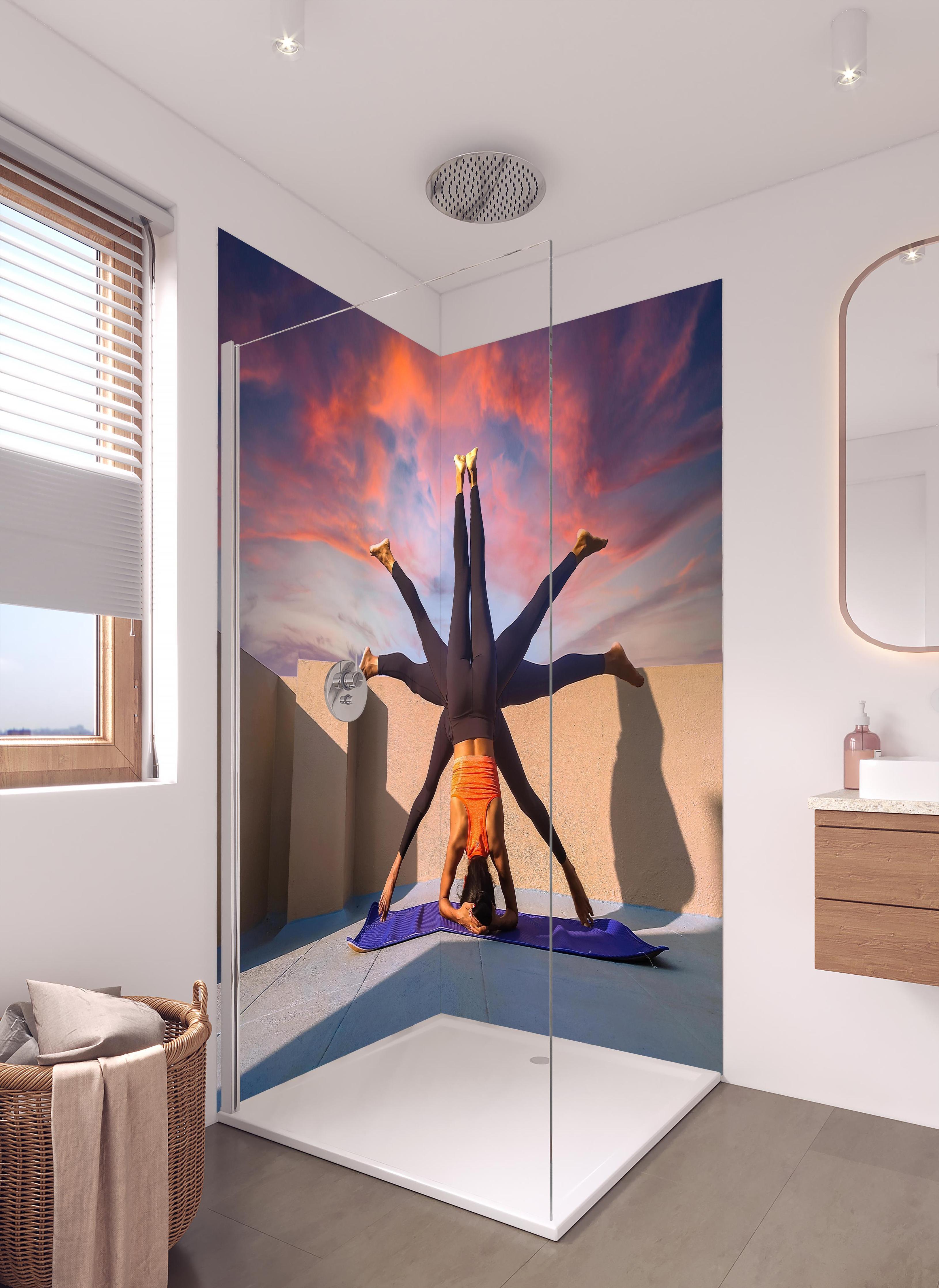 Duschrückwand - Frau Kopfstand verschiedene Posen Spirituell in hellem Badezimmer mit Regenduschkopf - zweiteilige Eck-Duschrückwand