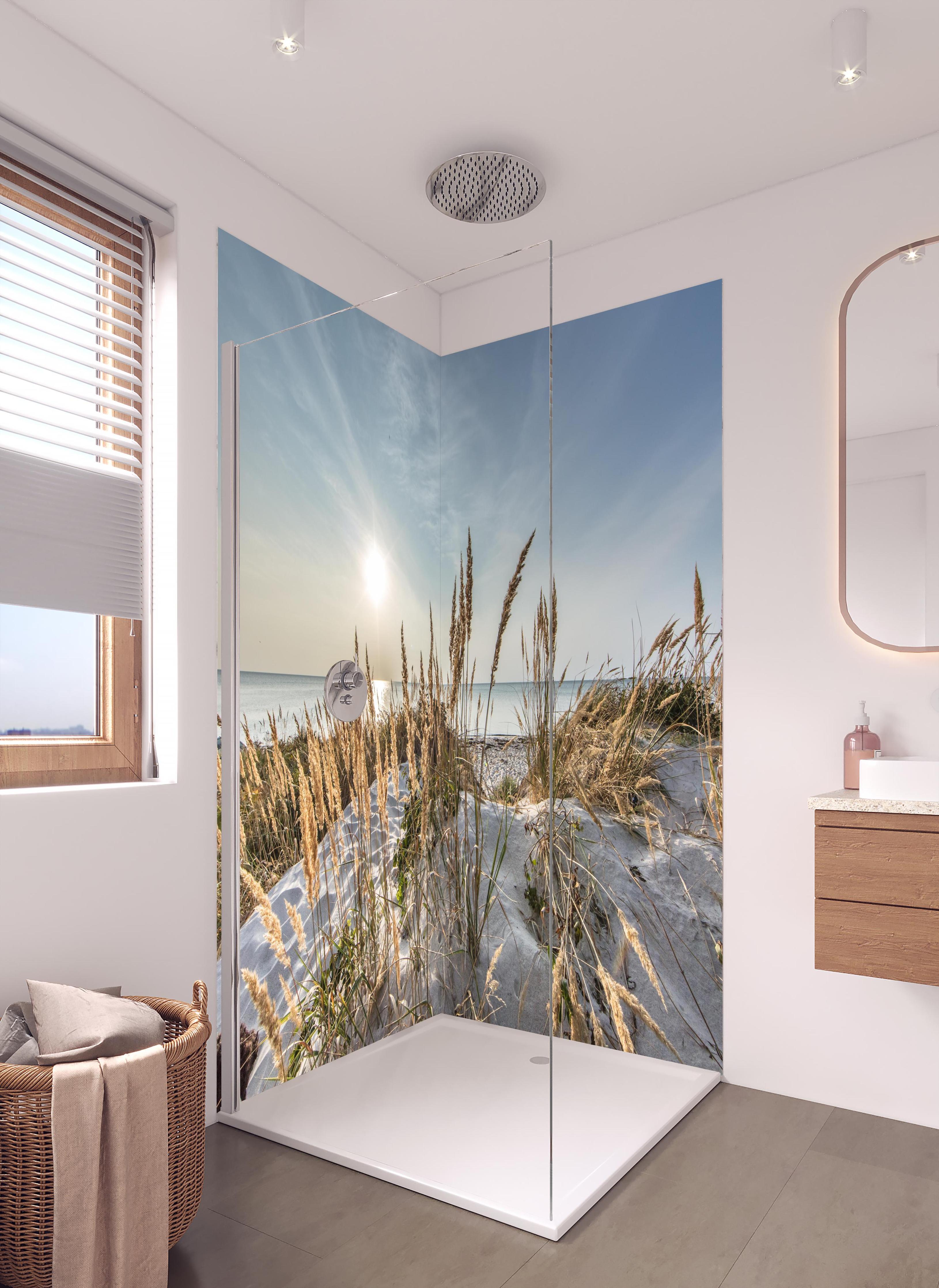 Duschrückwand - Friedlicher Ausblick an der Ostseeküste in hellem Badezimmer mit Regenduschkopf - zweiteilige Eck-Duschrückwand