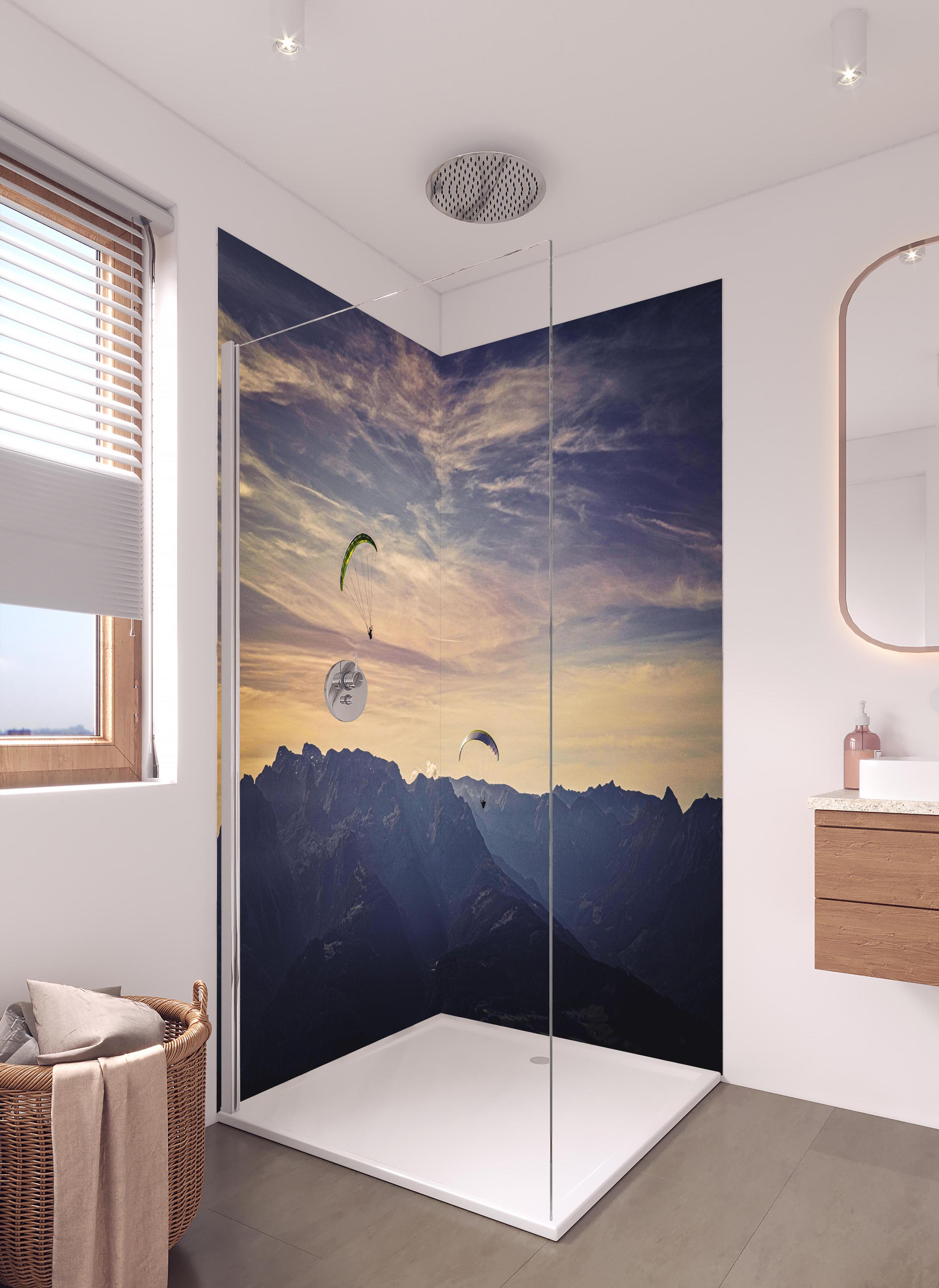 Duschrückwand - Gleitschirmfliegen in Österreich in hellem Badezimmer mit Regenduschkopf - zweiteilige Eck-Duschrückwand