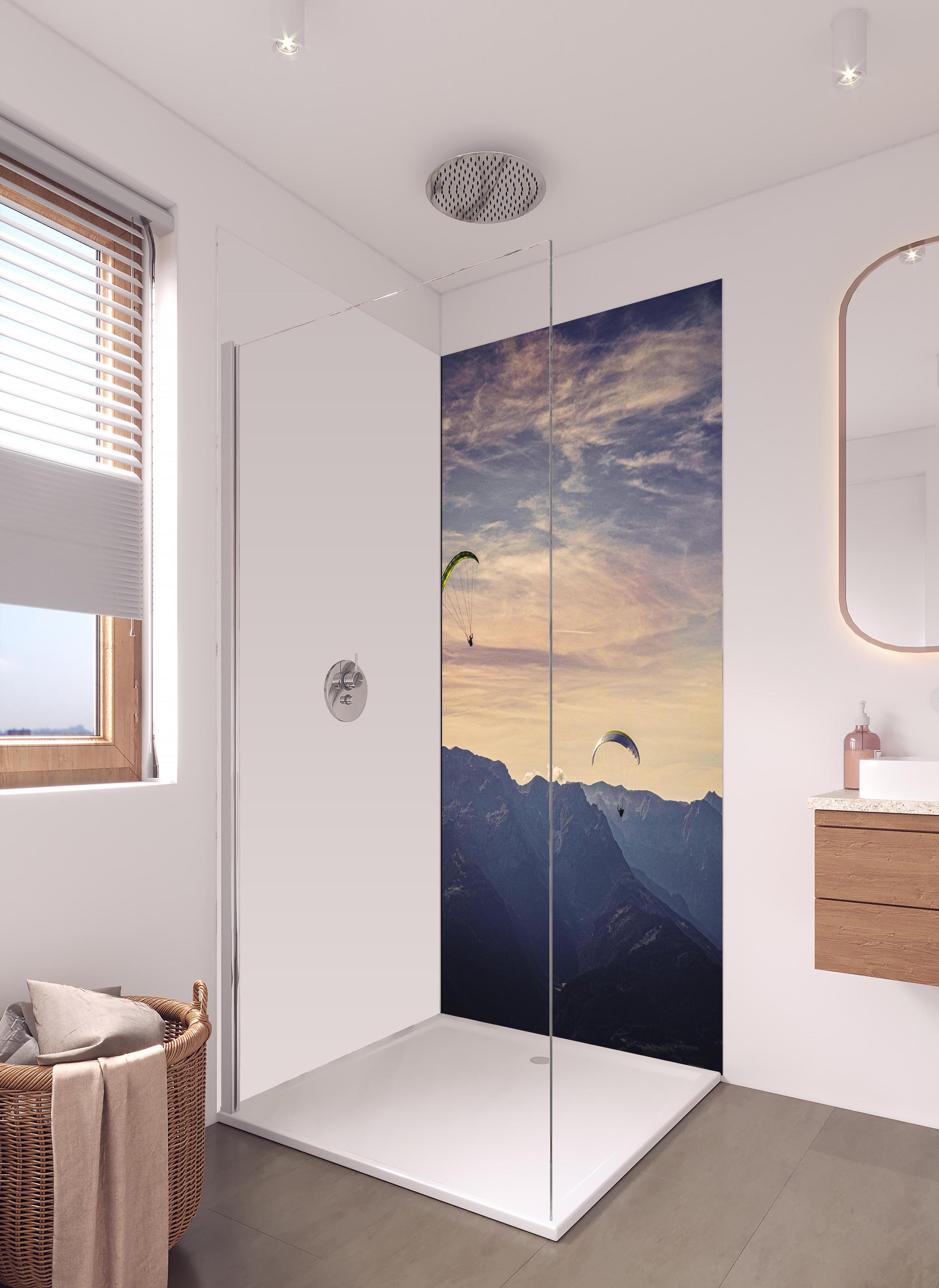 Duschrückwand - Gleitschirmfliegen in Österreich in hellem Badezimmer mit Regenduschkopf - einteilige Duschrückwand