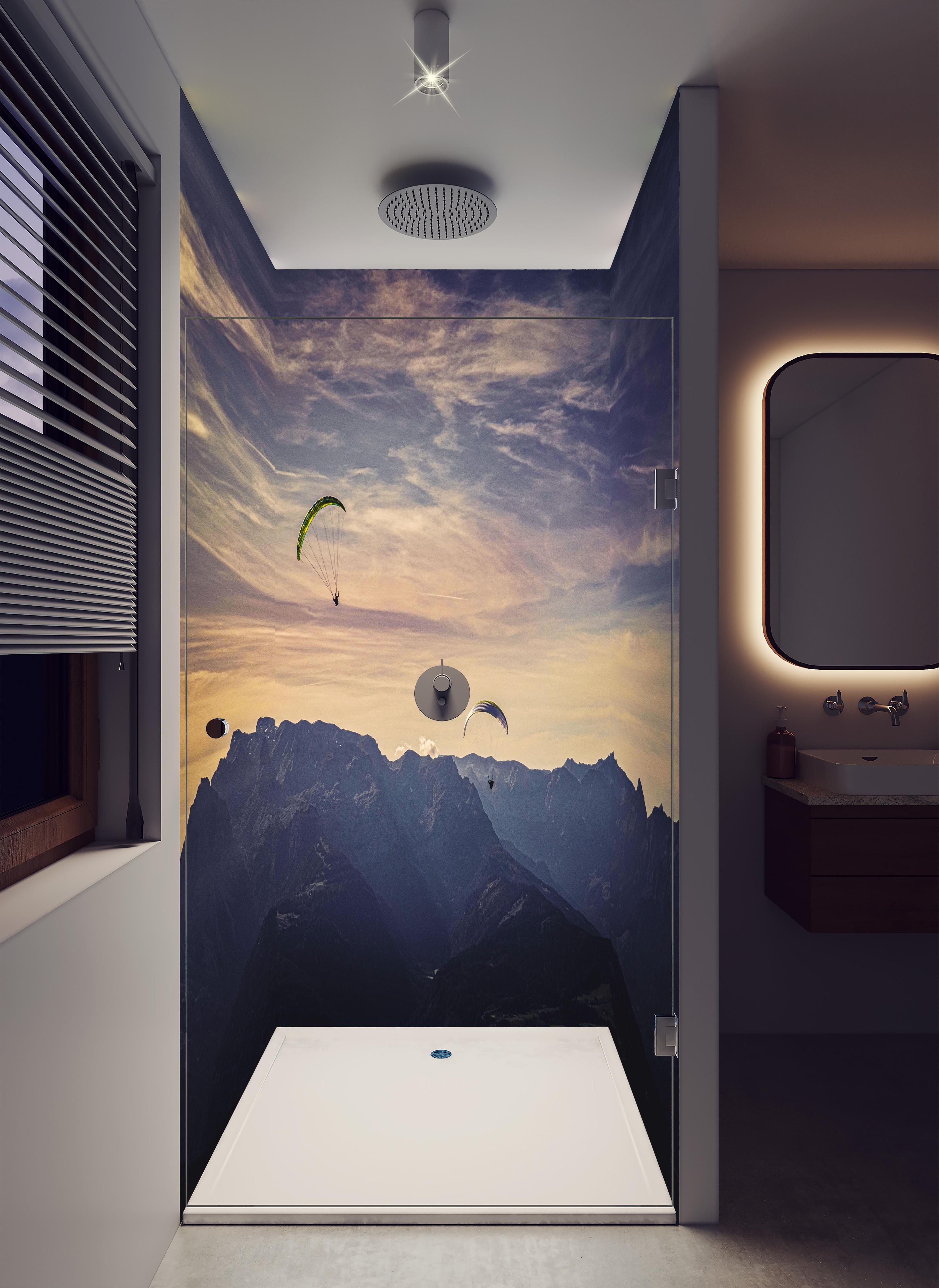 Duschrückwand - Gleitschirmfliegen in Österreich in luxuriöser Dusche mit Regenduschkopf