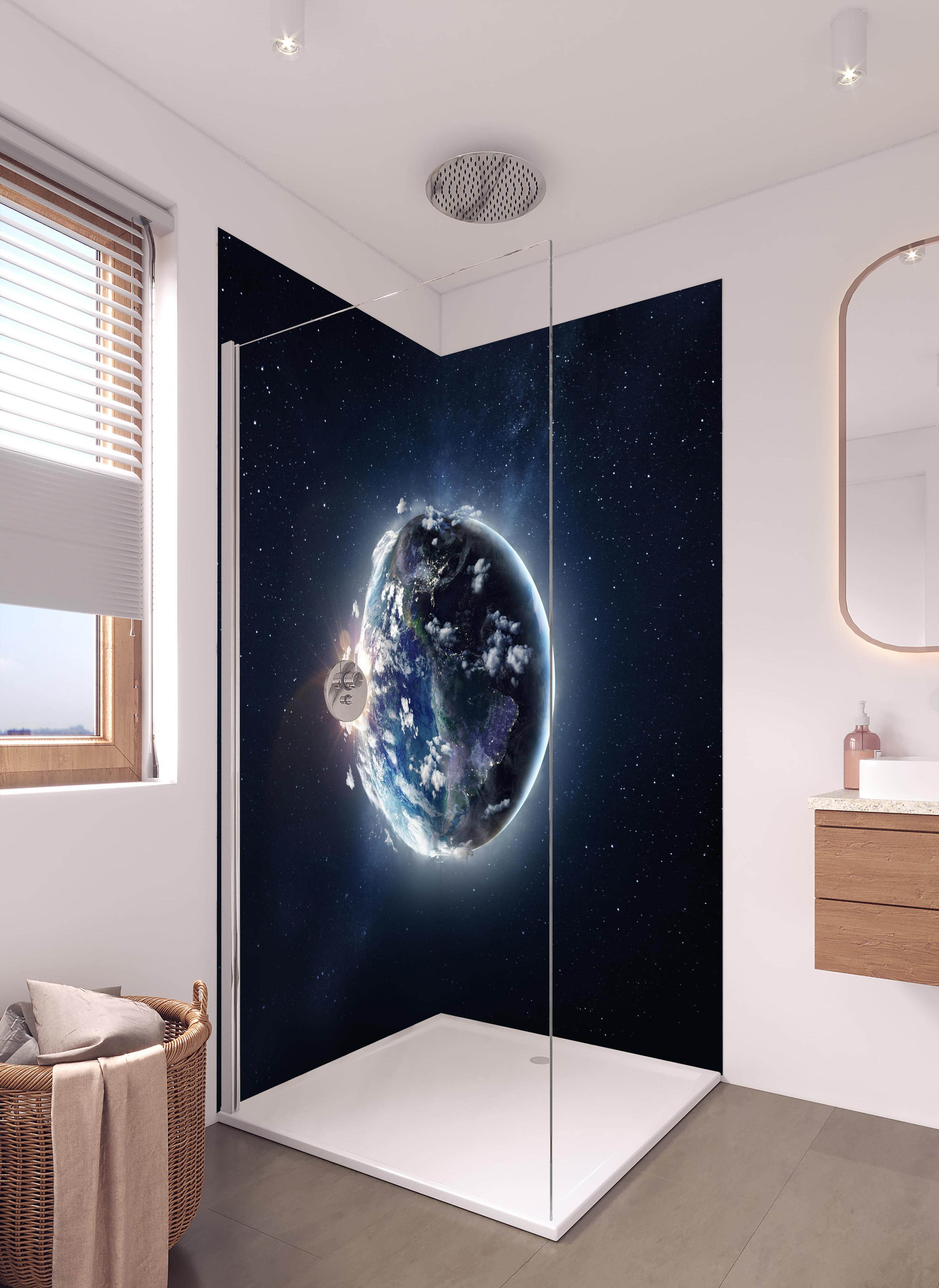 Duschrückwand - Globus Ansicht aus dem Weltall in hellem Badezimmer mit Regenduschkopf - zweiteilige Eck-Duschrückwand